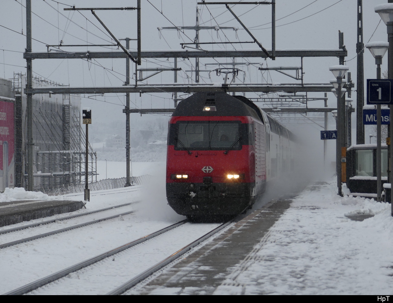 SBB - Unbekannte 460 vor IC bei der durchfahrt im Bhf. Münsingen am 02.12.2023