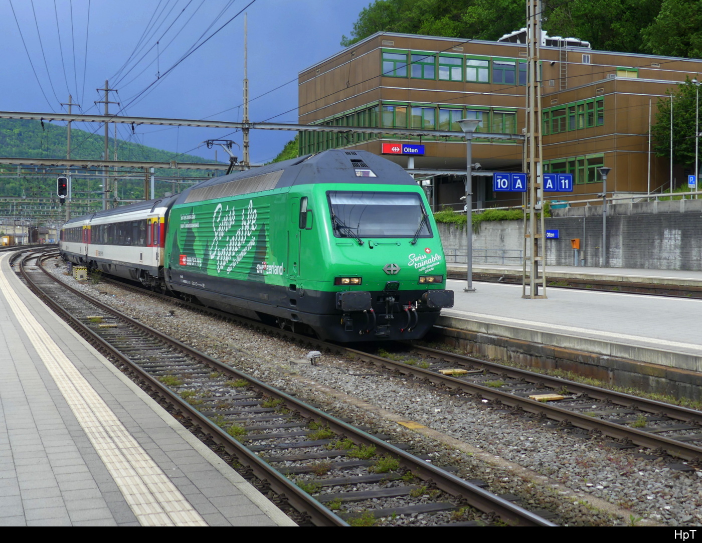 SBB - Werbelok 460 010 mt IR bei der einfahrt im Bhf. Olten am 2024.05.18
