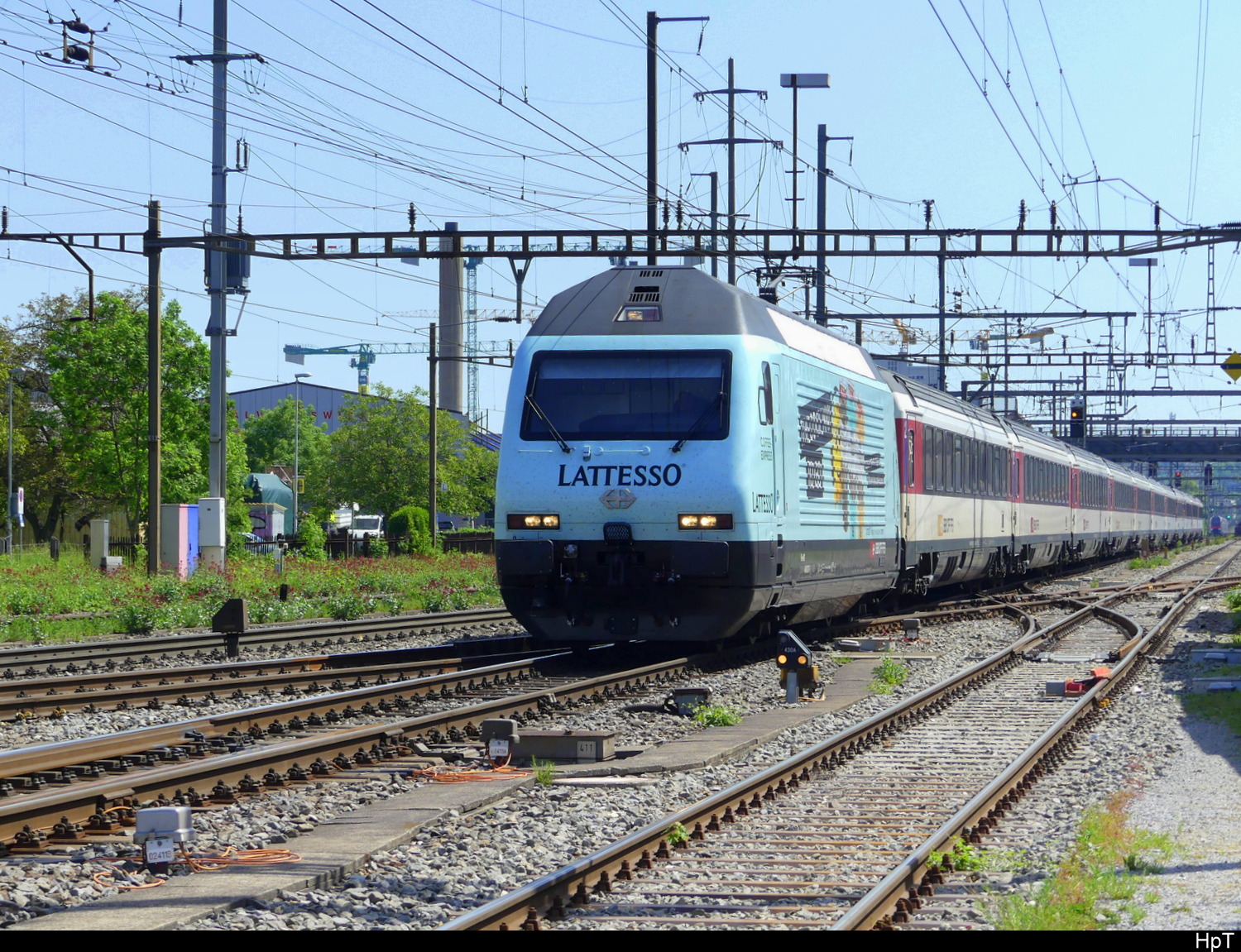 SBB - Werbelok 460 037-5 mit Personenwagen unterwegs in Pratteln am 02.05.2025