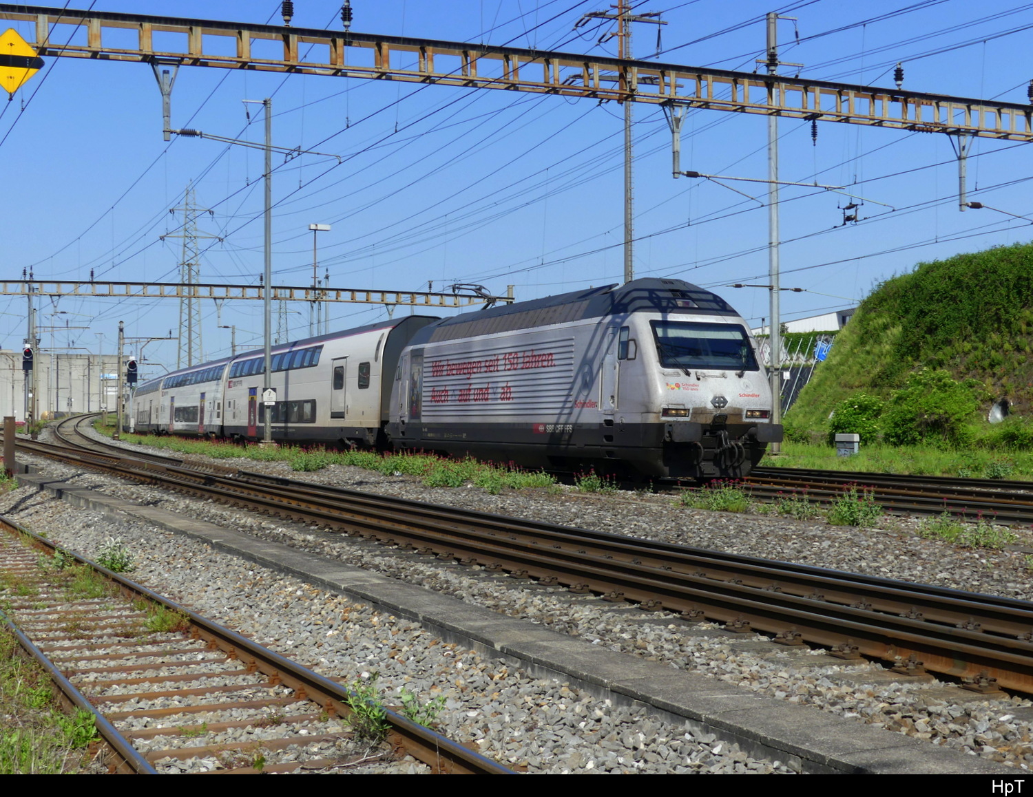 SBB - Werbelok 460 061-5 mit Personenwagen unterwegs in Pratteln am 02.05.2025
