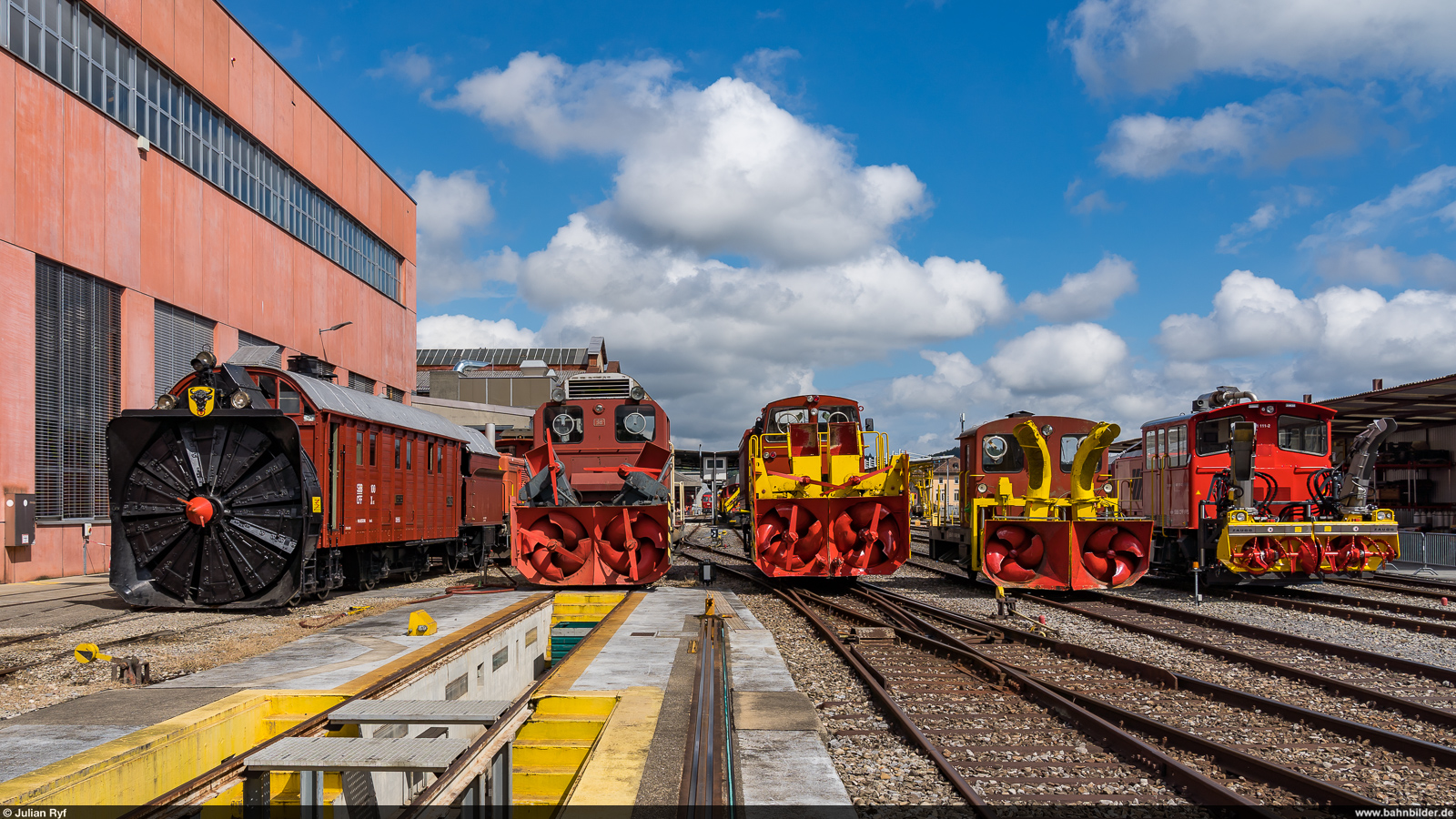 SBB Xrot 100 & Xrotm 98 & Xrotm 96 & XTm 109 & Xrotm 491 111 / IW Biel, 3. September 2022<br>
Vorführung aller je bei der SBB im Einsatz gestandenen Schneeschleuder-Bauarten am Jubiläum 175 Jahre Schweizer Bahnen