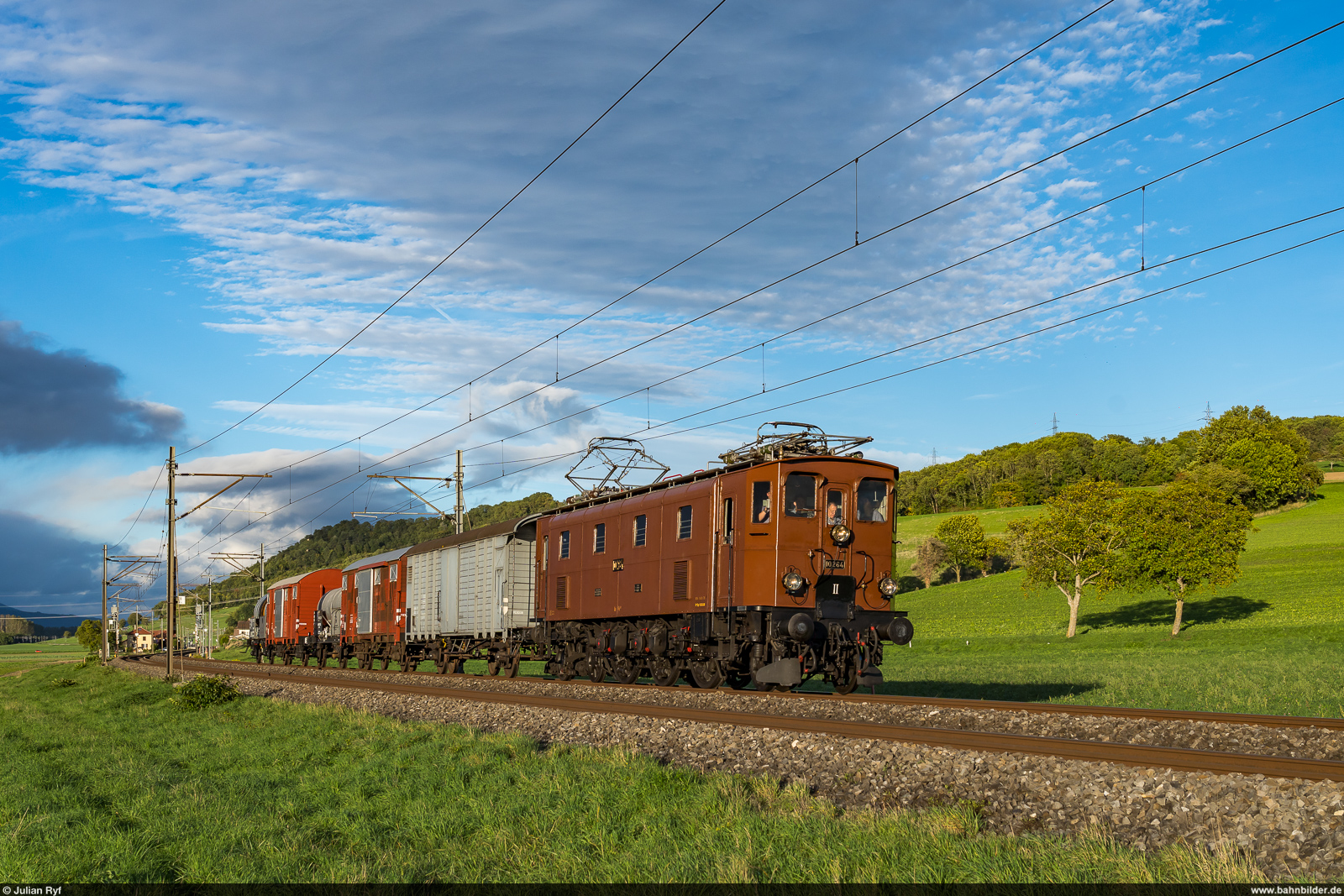 SBBH Ae 3/6 III 10264 / Essert-Pittet, 2. Oktober 2022<br>
Überfuhr des historischen Güterzuges vom Jubiläum 175 Jahre Schweizer Bahnen in Yverdon-les-Bains zurück nach St-Maurice