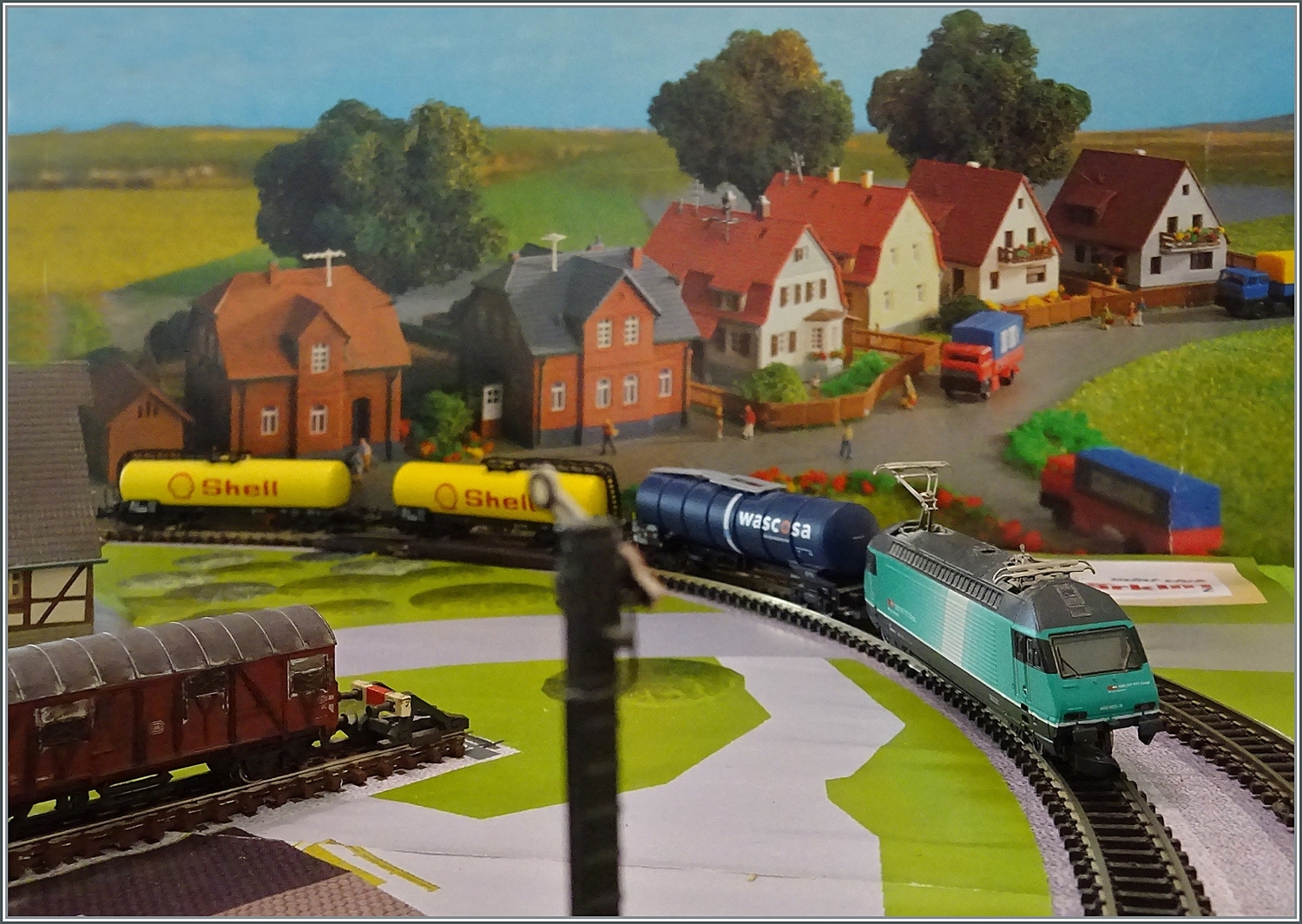 Schienen  an der markierten Stelle aufgelegt  das habe ich getan, Trennstellen eingebaut und habe ich eine Teststrecke, um mein Z-Fahrzeuge z.B. nach dem Unterhalt Probe zu fahren. 

7. Februar 2023 