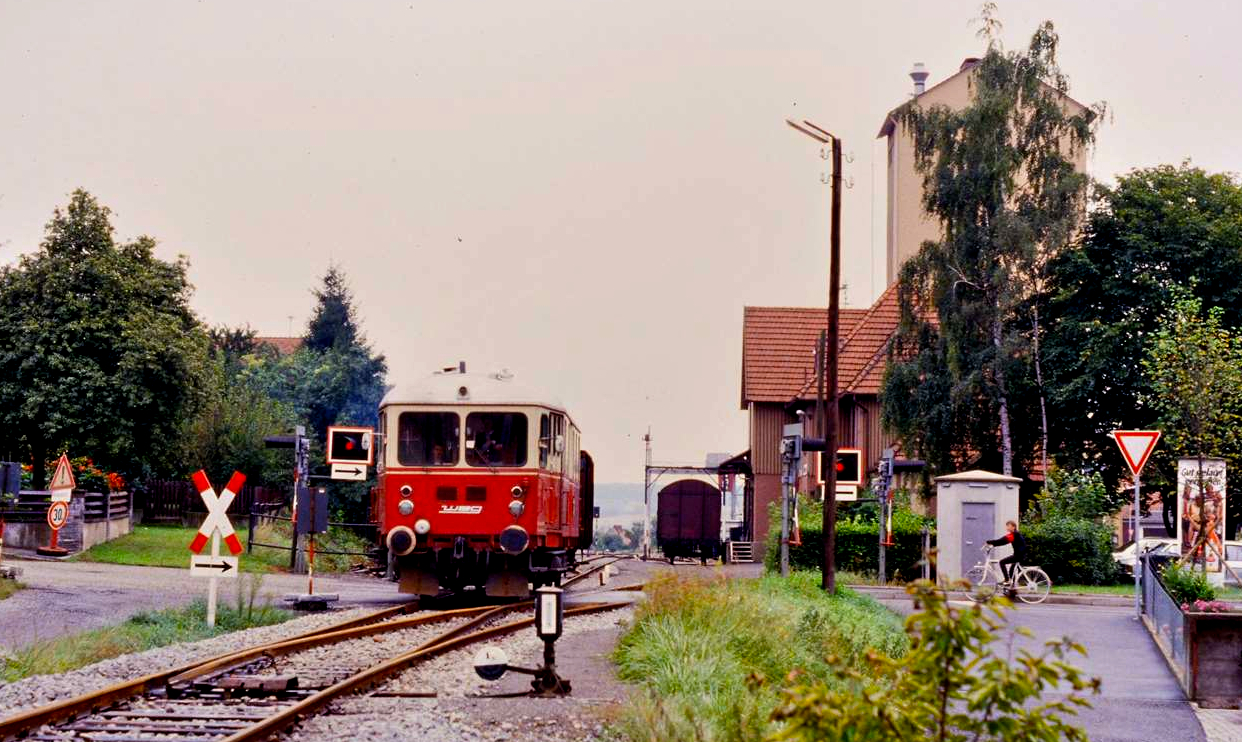 Schienenbus T04 der Vaihinger Stadtbahn (WEG) beim Vaihinger Stadtbahnhof, 06.09.1984