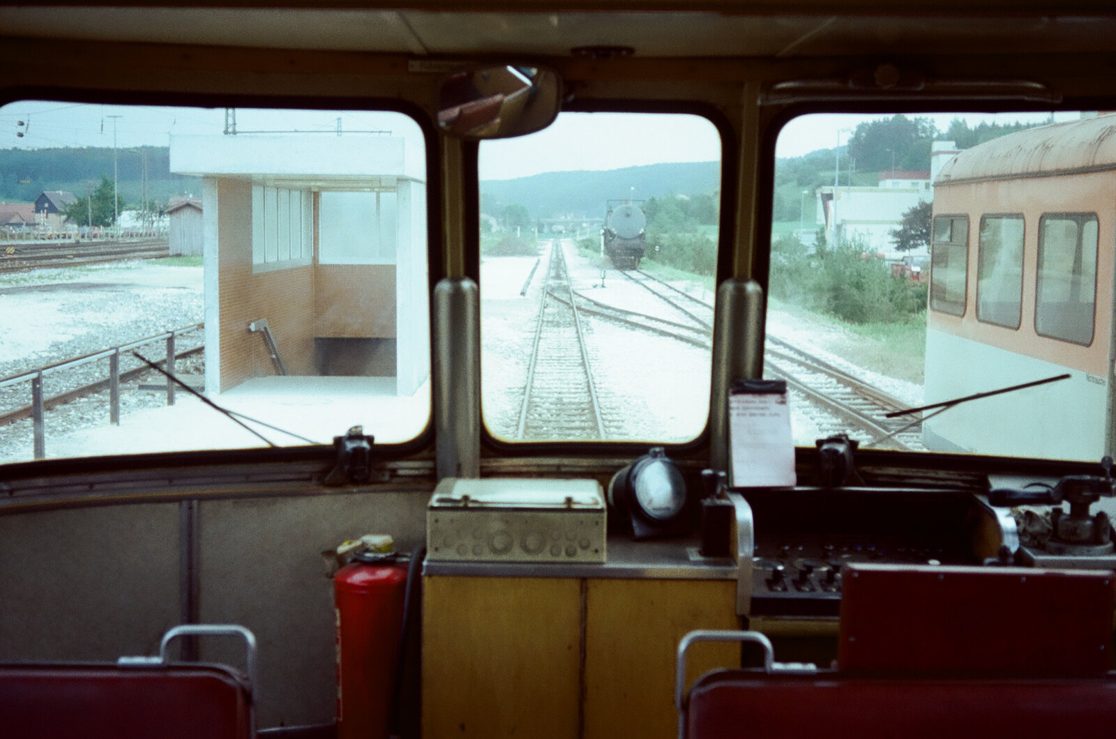 Schmalspur-MAN-Schienenbus der WEG-Nebenbahn Amstetten-Laichingen, der Schienenbus wartet in Amstetten Bahnhof (1000 mm Spurweite) auf Fahrgäste (26.06.1983)