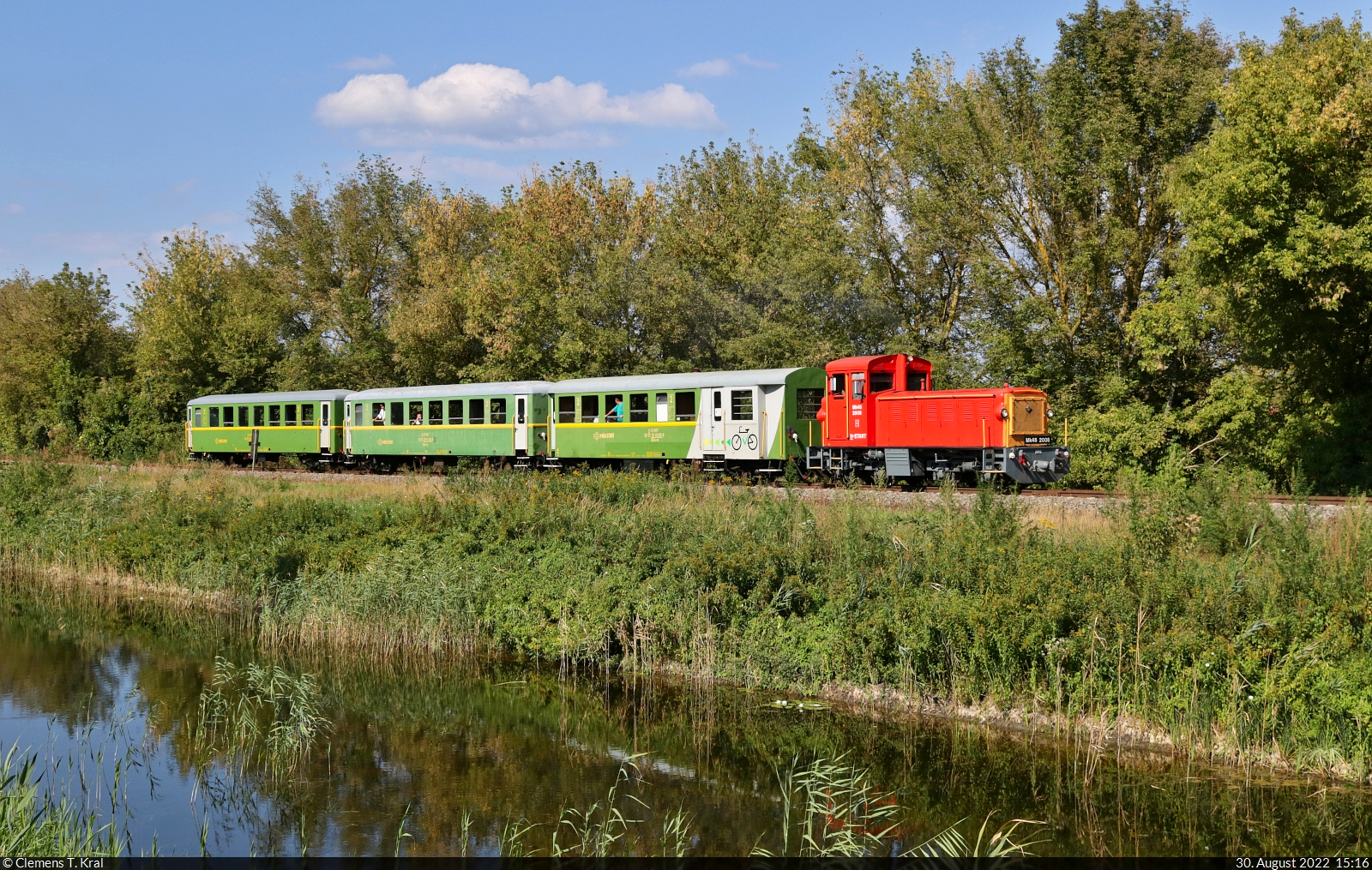 Schmalspurbahn Balatonfenyves (HU)
Drei-Wagen-Zug mit Mk48 2008 unterwegs am Nyugati-főcsatorna (Westlicher Hauptkanal) bei Balatonfenyves.

🧰 MÁV
🚝 R 30856 Balatonfenyves GV (HU)–Csisztafürdő (HU)
🕓 30.8.2022 | 15:16 Uhr