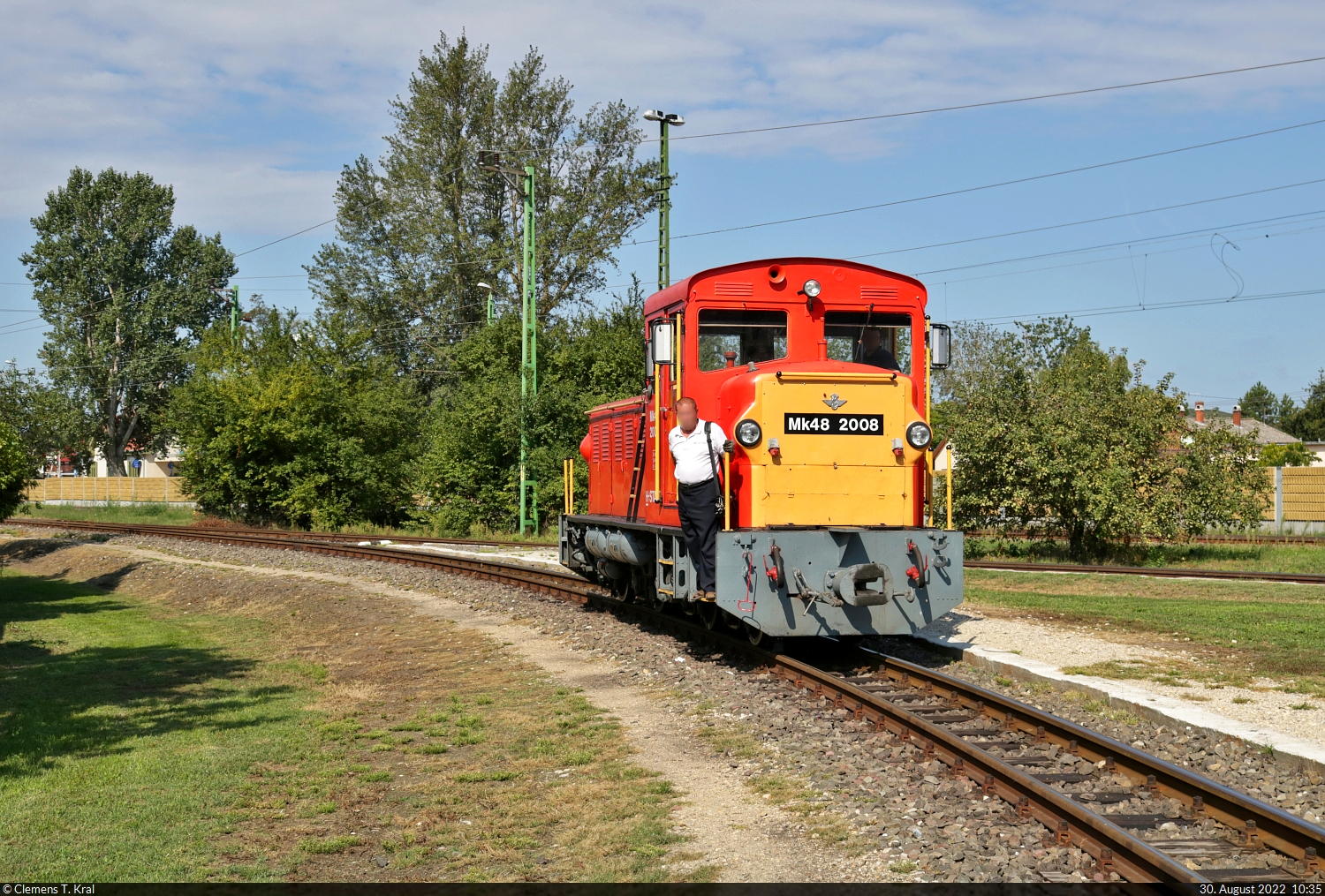 Schmalspurbahn Balatonfenyves (HU)
Mk48 2008 beim Rangieren im Bahnhof Balatonfenyves GV. Mit  an Bord  ist ebenfalls der Zugbegleiter, der die Handweichen umlegt.

🧰 MÁV
🕓 30.8.2022 | 10:35 Uhr
