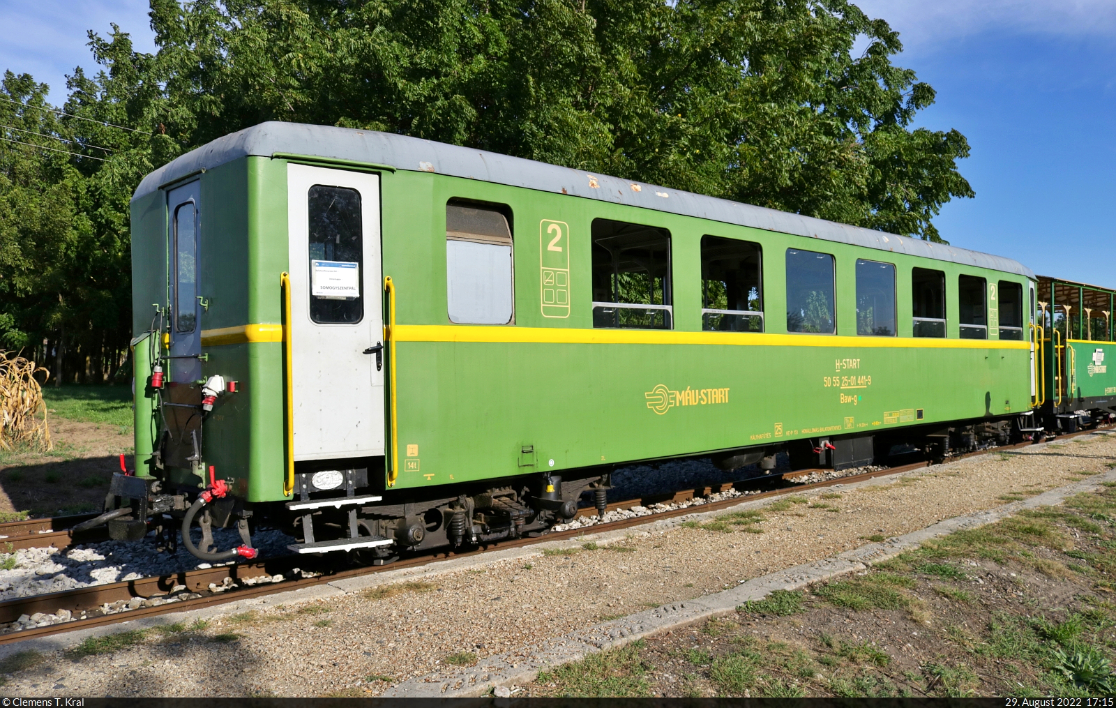 Schmalspurbahn Balatonfenyves (HU)
Neben einem Aussichtswagen ist dieser geschlossene Personenwagen mit der Bezeichnung  Baw-g  (50 55 25-01 441-9 H-START) im Zug nach Somogyszentpál eingereiht. Bei der Aufnahme im Endbahnhof stand er aufgrund der Gleislage recht schräg.

🧰 MÁV
🚝 R 30823 Somogyszentpál (HU)–Balatonfenyves GV (HU)
🕓 29.8.2022 | 17:15 Uhr