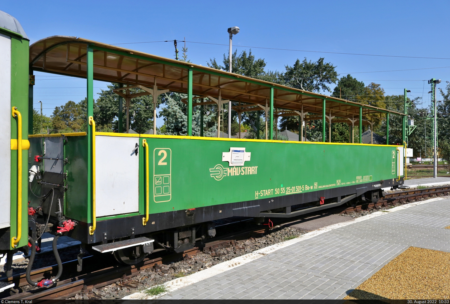 Schmalspurbahn Balatonfenyves (HU)
Offener Personenwagen mit der Bezeichnung  Ba-w  (50 55 25-01 501-5 H-START) im Bahnhof Balatonfenyves GV.

🧰 MÁV
🚝 R 30814 Balatonfenyves GV (HU)–Somogyszentpál (HU)
🕓 30.8.2022 | 10:33 Uhr