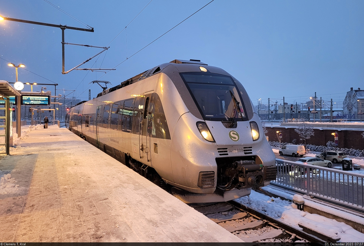 Schneereicher Winterbeginn in Halle(Saale)Hbf: 1442 609 (Bombardier Talent 2) parkte ohne Fahrgäste auf Gleis 7 und setzte kurz darauf gen Norden um.

🧰 S-Bahn Mitteldeutschland (DB Regio Südost)
🕓 1.12.2023 | 7:37 Uhr