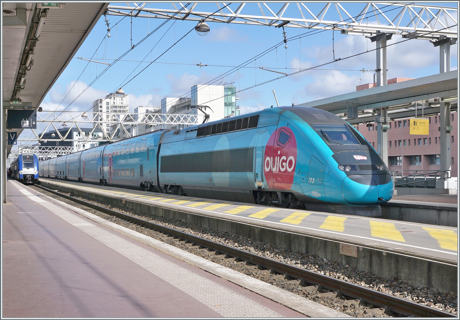 Schnell und billig, dafür steht der blaue SNCF TGV ouigo; der TGV Duples Dasye Rame 773 wartet in Lyon Part Dieu auf seinen nächsten Einsatz. 

13. März 2024