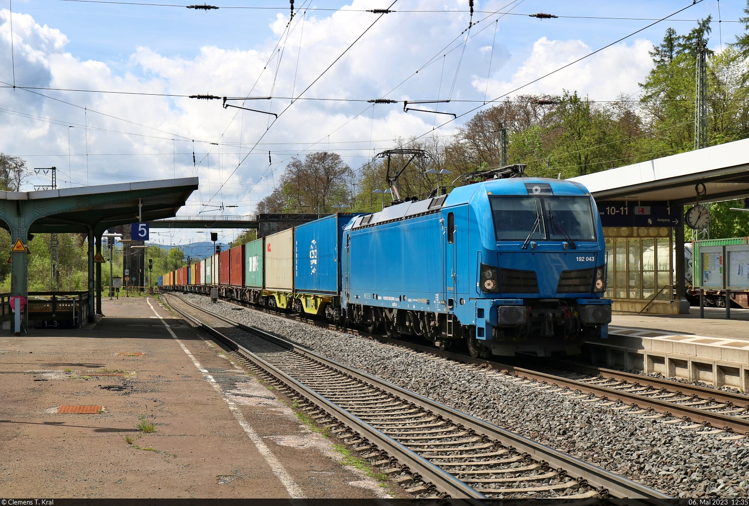 Schnell musste in Eichenberg der Bahnsteig gewechselt werden, um 192 043-8 (Siemens Smartron) mit ihren Kisten Richtung Göttingen noch aufnehmen zu können. Der Zug kam über Gleis 4.

🧰 RIVE Rail Leasing Limited (RRL), eingestellt bei der northrail GmbH, aktueller Mieter unbekannt
🕓 6.5.2023 | 12:35 Uhr