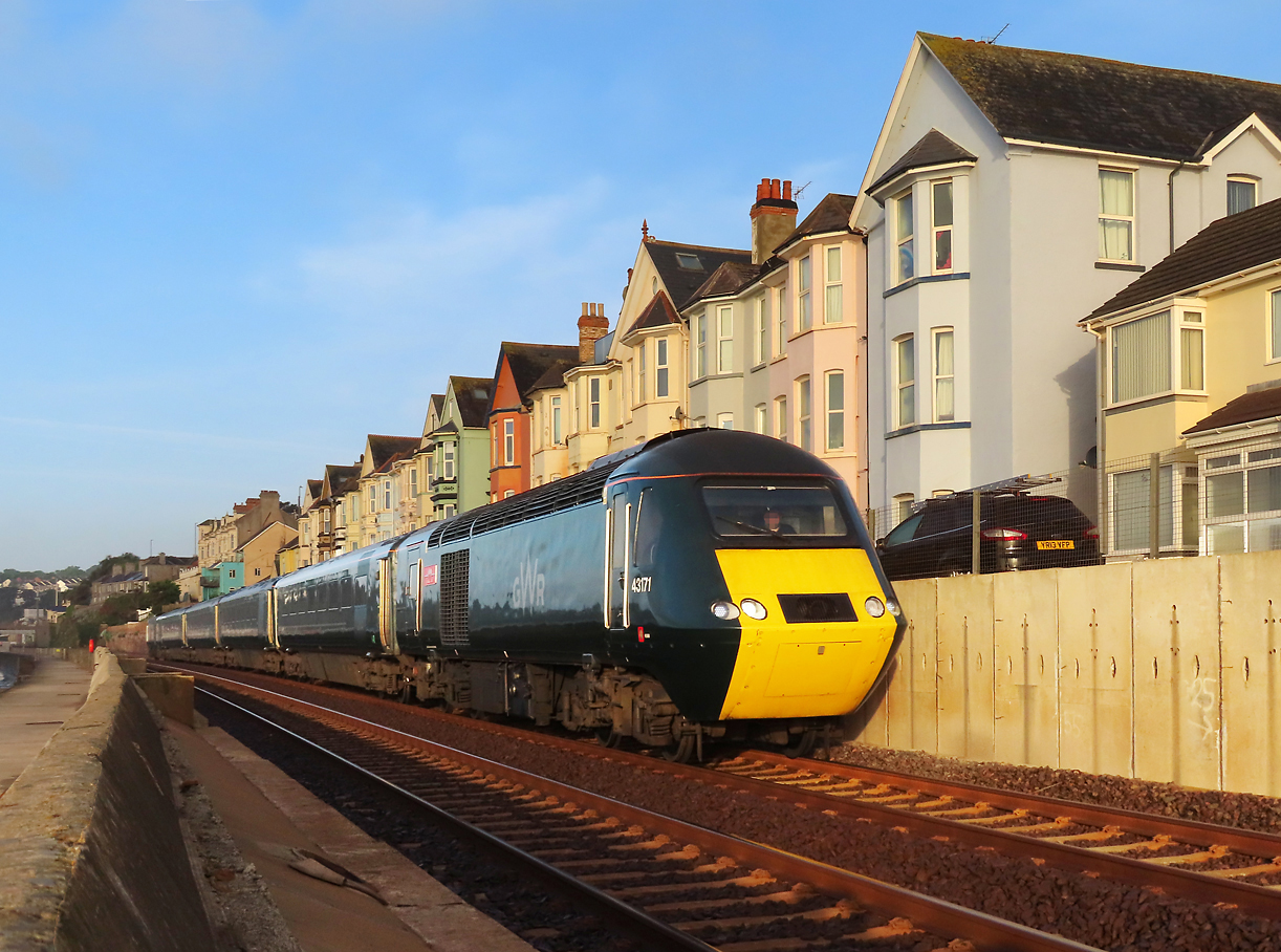 Schnellzug der GWR fährt vor einer schöner Häuserkulisse in der Morgensonne Richtung Norden. Dawlish, 18.5.2022