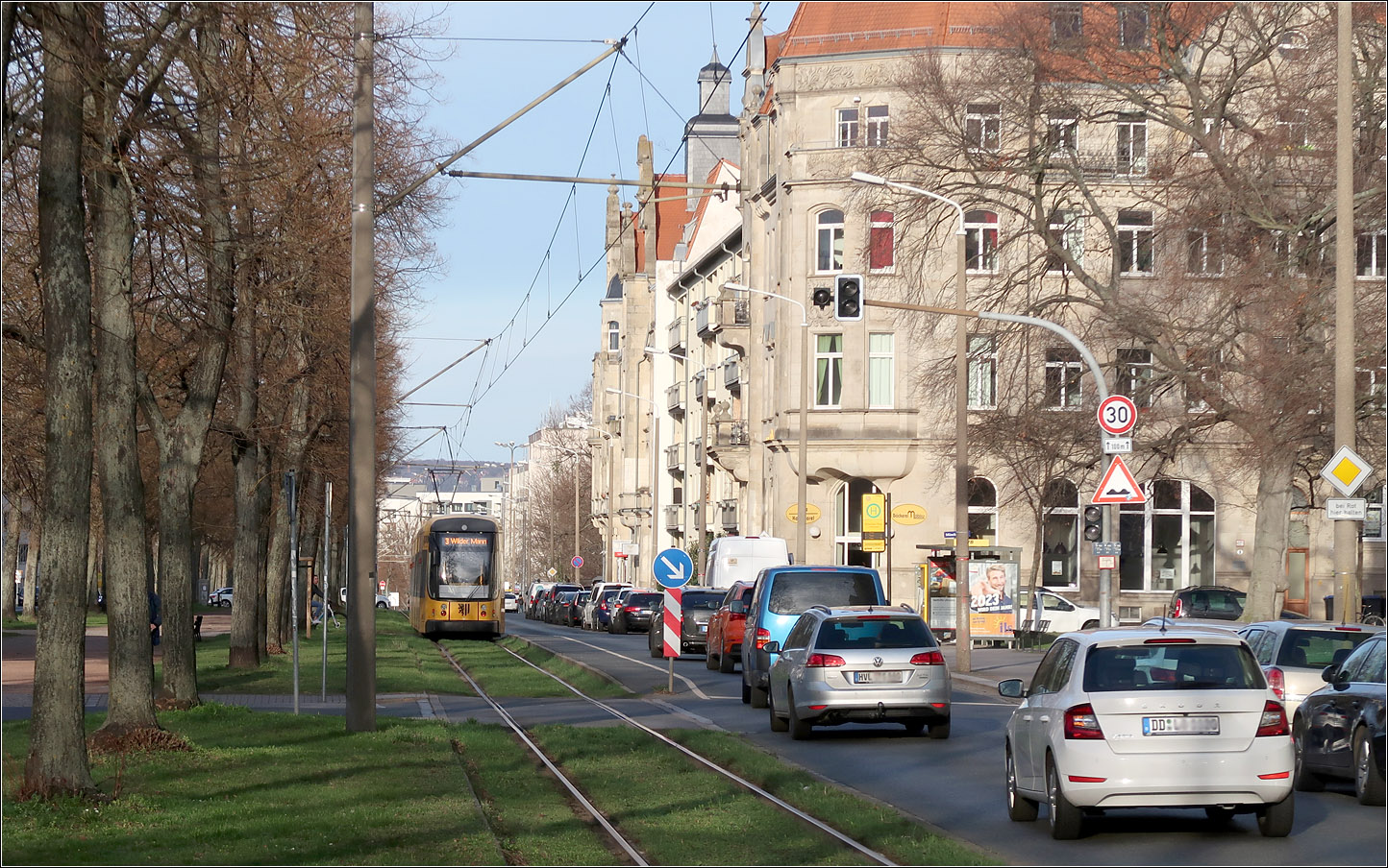 Schön eingefügt - 

... ist die Straßenbahnstrecke in die Münchner Straße in Dresden. Interessant auch die Haltestelle Münchner Platz (Gedenkstätte). Der Wartebereich befindet sich auf dem Gehweg am Straßenrand. Kommt die Bahn wird der Autoverkehr mittels Ampeln angehalten und die Fahrgäste steigen von der Staßenfahrbahn aus ein. Die in Richtung Innenstadt folgende Haltestelle Nürnberger Platz ist ebenso gestaltet.

22.03.2023 (M)
