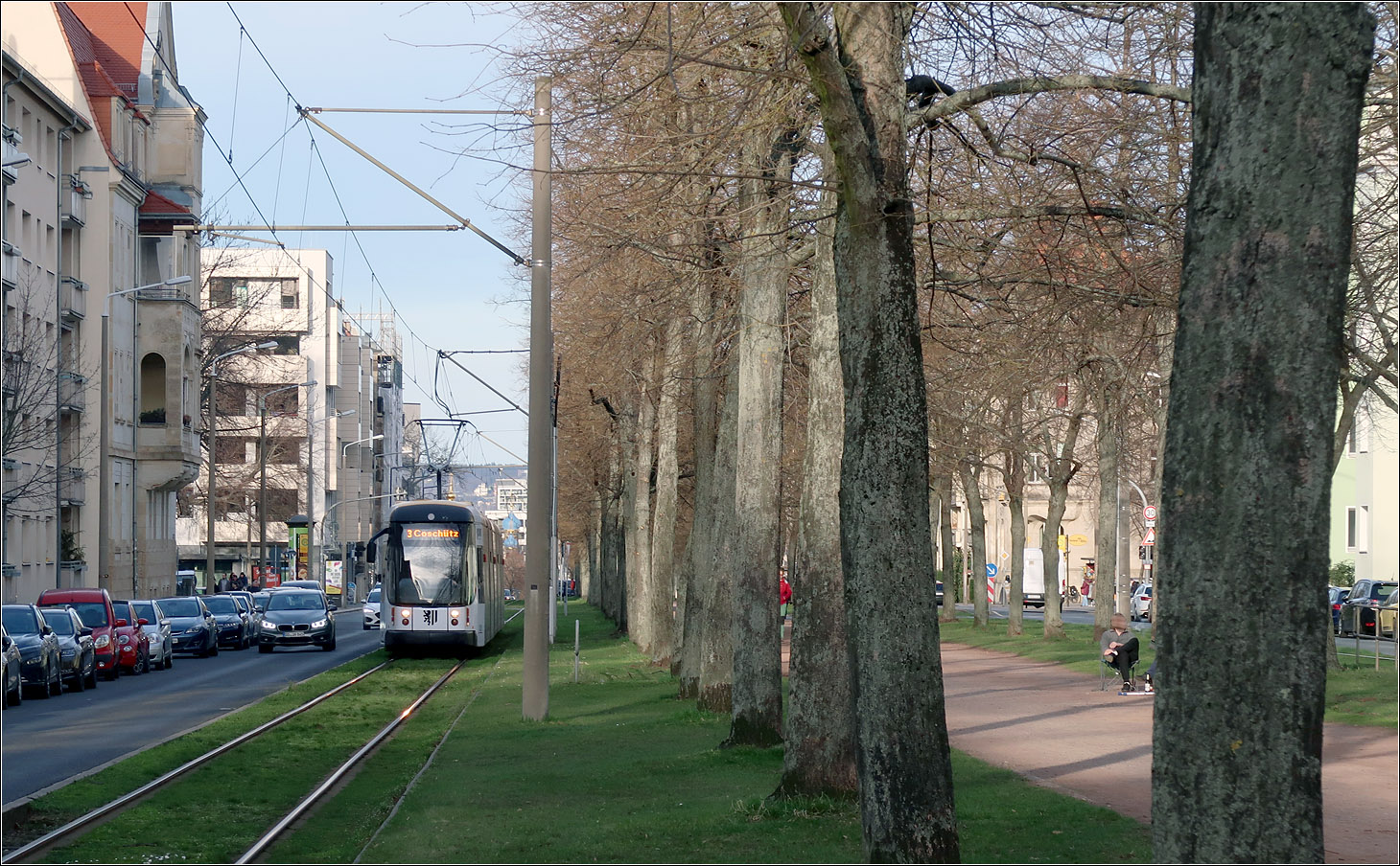 Schön eingefügt - 

... ist die Straßenbahnstrecke der Linie 3 nach Coschütz in der Münchner Straße in Dresden. Auf beiden Seiten des breiten Mittelstreifen mit Fußweg und Alleebäumen liegen die Straßenbahngleise im begrünten Bahnkörper. 

22.03.2023 (M)