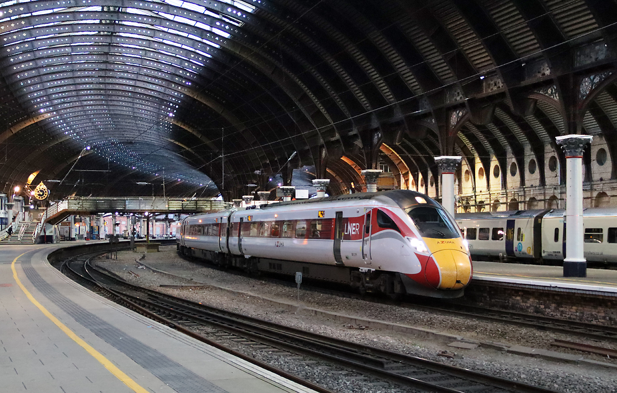 Schön und elegant: typisch britischer Bahnhof in York mit Hochgeschwindigkeitszug der LNER. York, 10.5.2022