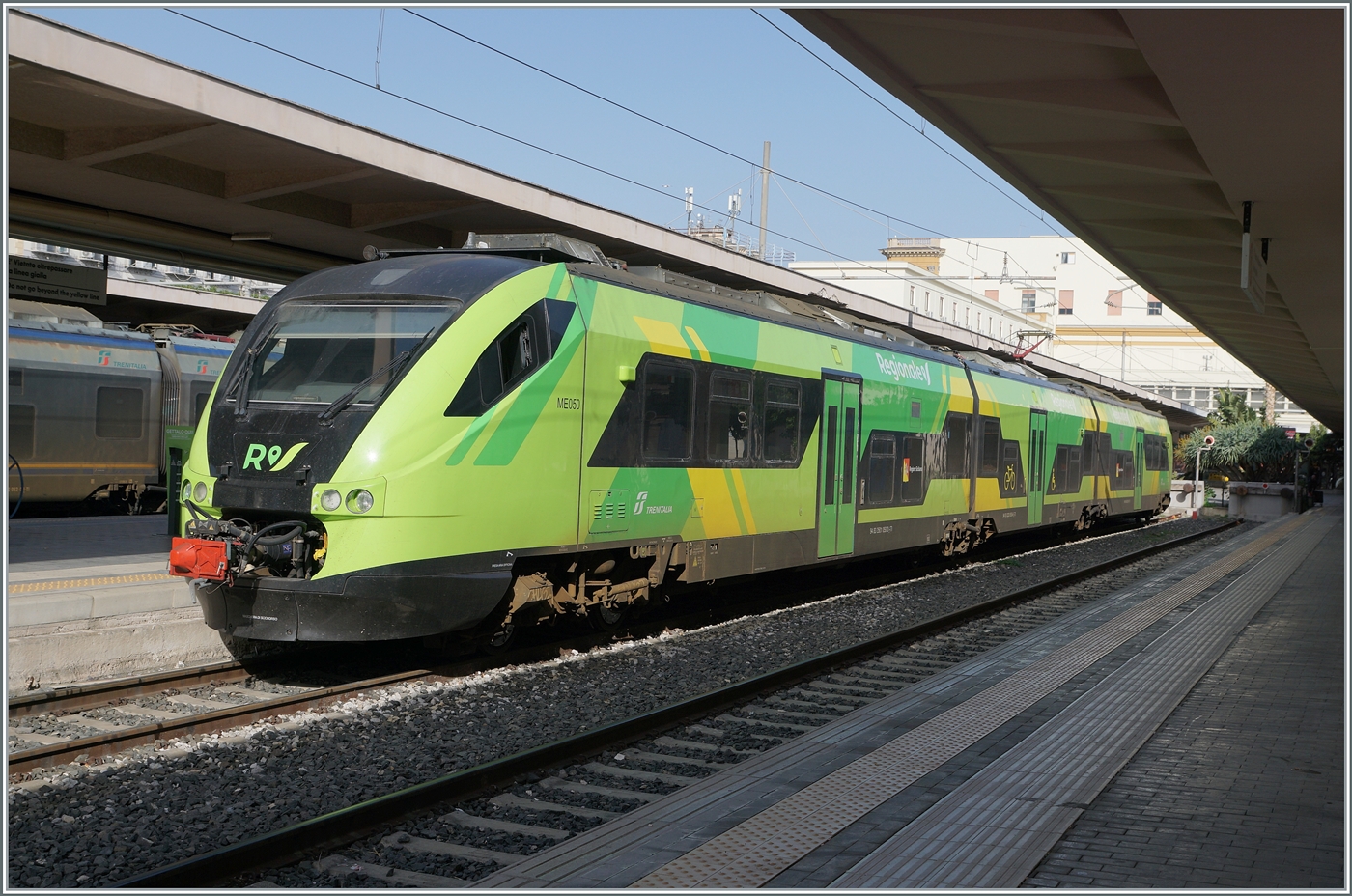 Schön im Licht zeigt sich in Palermo Centrale der in den neuen Trenitalia Regionalfarben gehaltene FS Trenitalia ME Ale 501 050 (UIC 94 83 3 501 050-0 I-TI). Zwei Tage zuvor konnten wir mit diesem bequemen Minuetto die Fahrt von Palermo nach Agrigento geniessen. 

7. März 2026