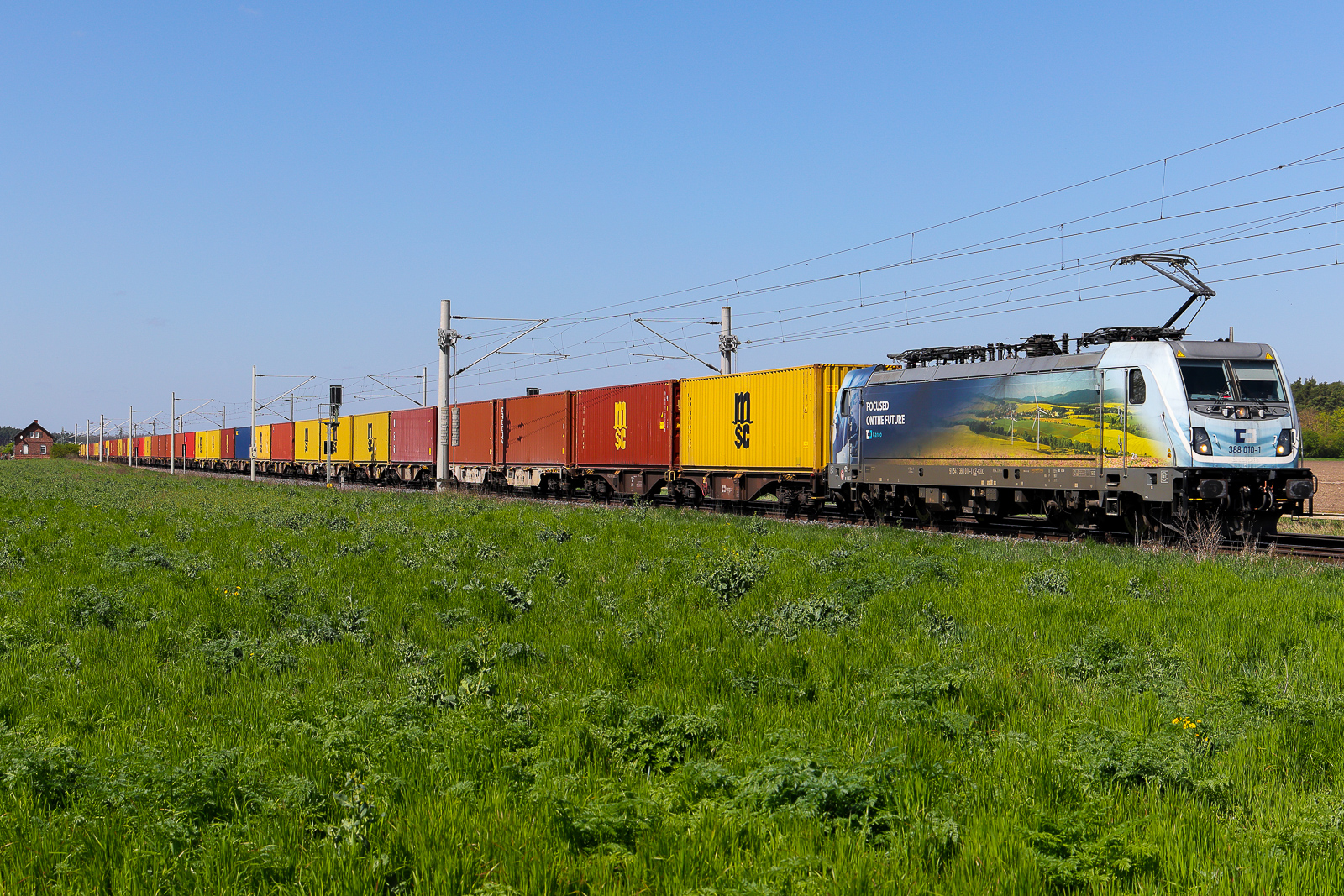 Schöne bunte Container bis zum Horizont. 388 010 von CD Cargo mit schöner Landschaft in schöner Landschaft ! Erwischt am 21.04.26 bei Roßlau von Magdeburg kommend nach Dessau.