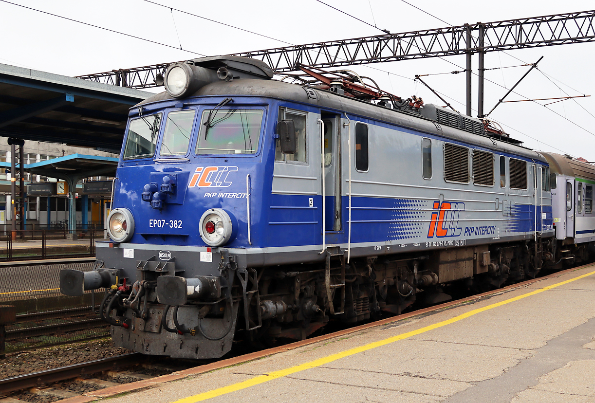 Schöne grosse Lichter an der Lok EP07-382 an einem Intercity im Bahnhof Olsztyn Glowny. Olsztyn, 23.9.2021