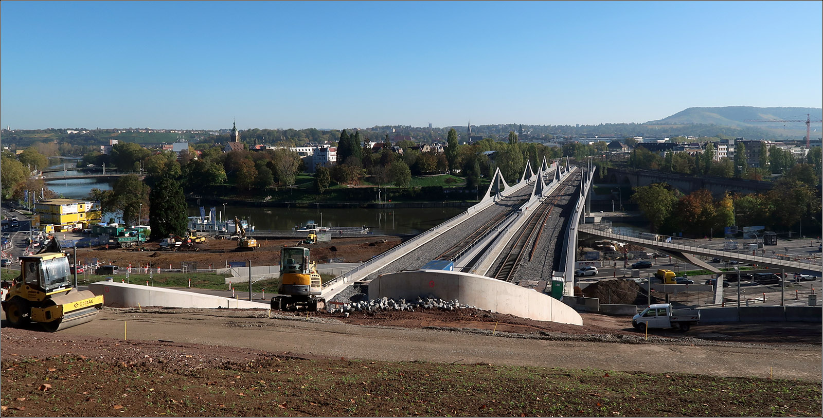 Schon seit einiger Zeit -

... sind die Rohbauarbeiten der Neckarbrücken und der Tunnelröhren unter dem Rosensteinpark beendet und die Ausbauarbeiten für den Bahnverkehr im Gange. 
Blick über das Neckartal hinüber nach Bad Cannstatt, rechts oben der Kappelberg.

Das Foto entstand durch den Bauzaun hindurch.

27.10.2022 (M)