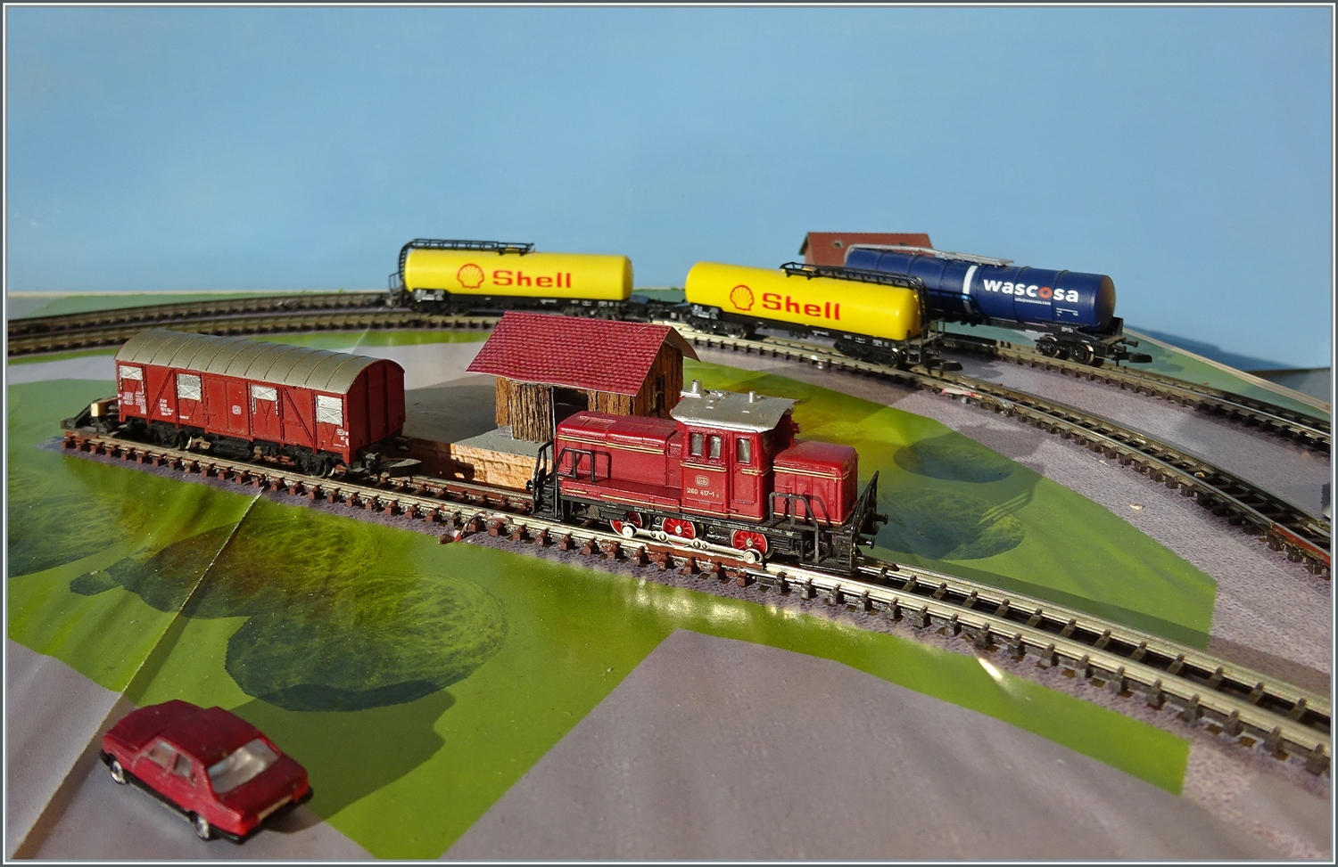 Schon ziemlich fertig zeigt sich mein kleiner Güterschuppen auf der im Märklin Magazin gefundenen Vorlage. Da weder der Druck noch die Art des verwendeten Papier zu mehr gedacht waren als dass Schienen  an der markierten Stelle aufzulegen  wird die Spielbahn wohl im Laufe der Zeit durch die eine oder andere Bastelarbeit einen Hauch Modellbahn bekommen...

7. Februar 2023