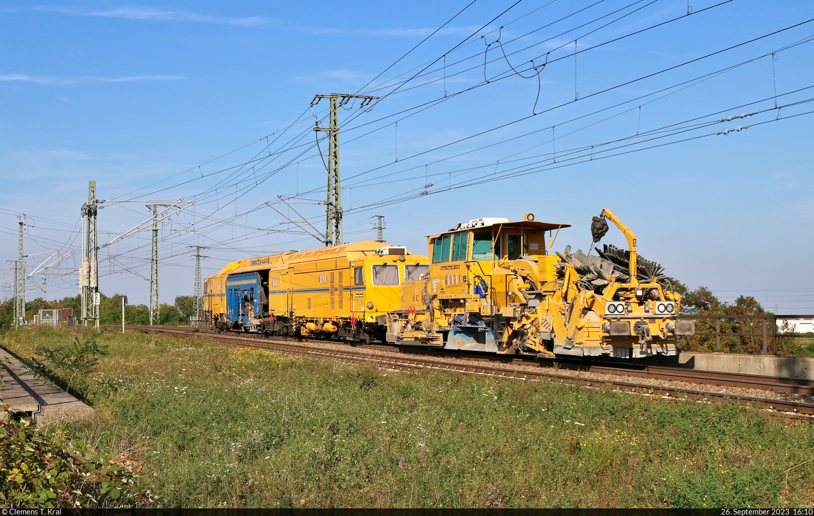 Schotterplanier- und Profilierungsmaschine Plasser & Theurer SSP 110 SW (99 80 9425 065-6 D-D-DGU) und Universalstopfmaschine Plasser & Theurer Unimat 09-4x4/4S (99 80 9424 013-7 D-DGU) rollen Richtung Zugbildungsanlage (ZBA) Halle (Saale).
Nachschuss oberhalb der Leipziger Chaussee (B 6).

🧰 Deutsche Gleisbau Union GmbH & Co. KG (DGU)
🕓 26.9.2023 | 16:10 Uhr
