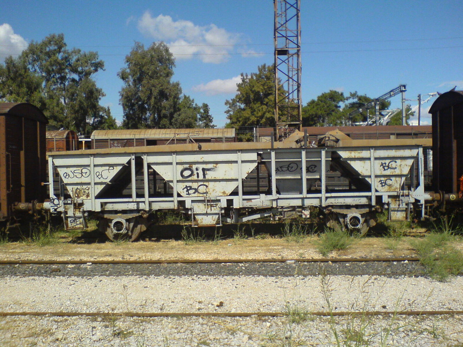 Schottersilowagen, der Gattung Flls (/Σ1 auf griechischer Bezeichnung) in Agios Ioannis Rentis Depot, Pireas, 02.10.2013. Die Griecher respektieren nicht die Züge, deshalb haben die Wagen Graffiti.