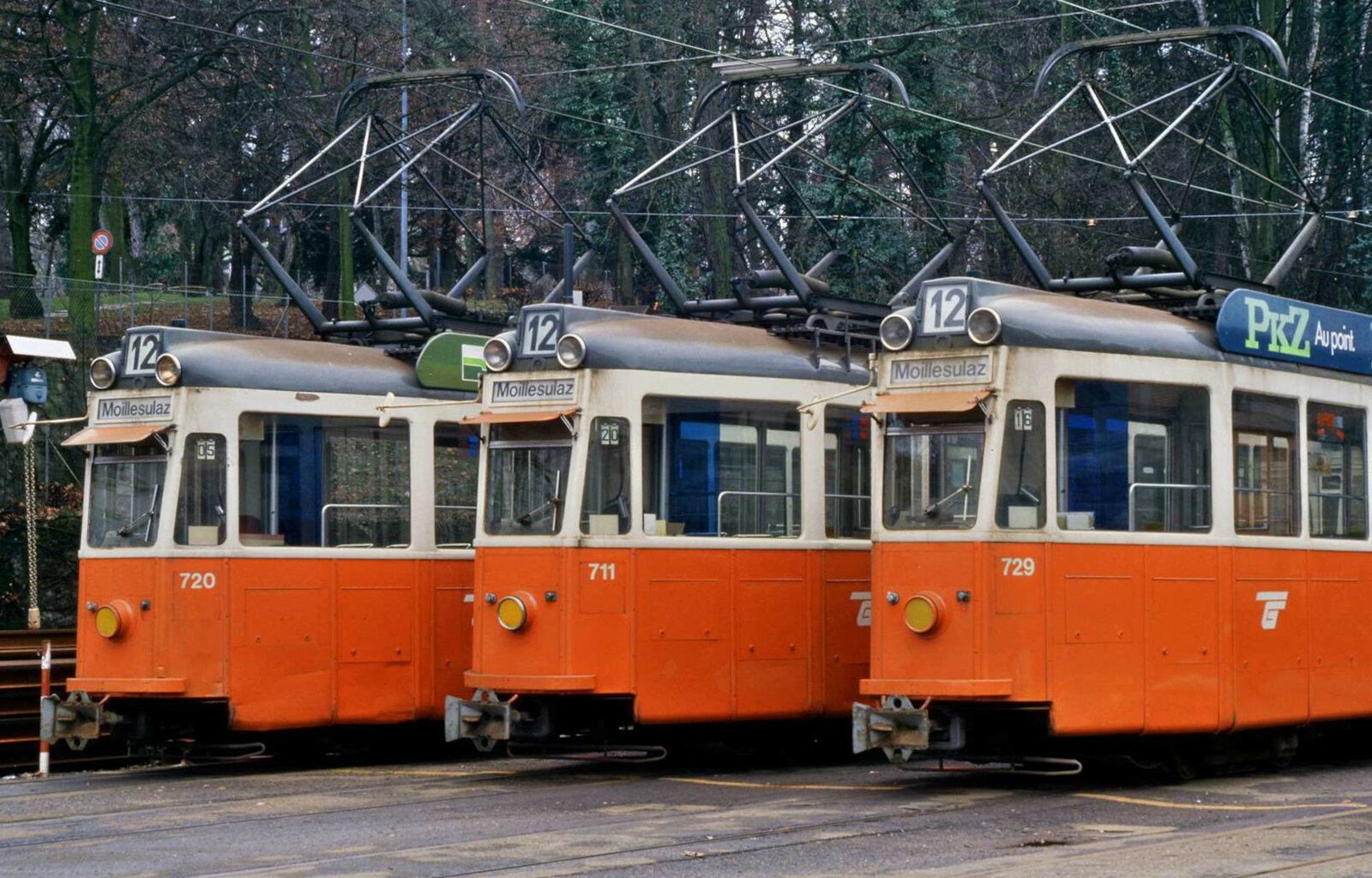 Schweizer Standardwagen der Genfer Straßenbahn vor der Schleife von Carouge, 20.02.1988