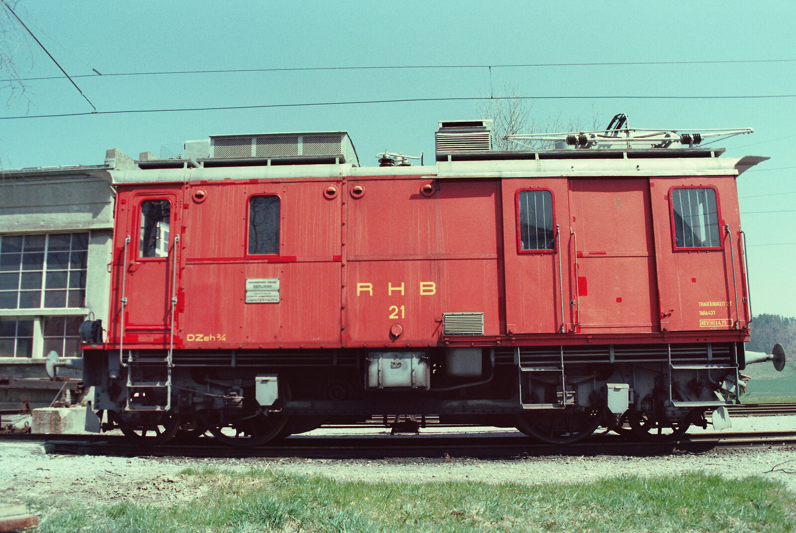 Schweizer Zahnradbahn Rorschach-Heiden (Privatbahn RHB): Zahnradwagen DZeh 2/4 21 (keine Lokomotive!) vor dem Lokschuppen in Heiden. 1930 zusammen mit einem Schwesterwagen (DZeh 2/4 22 RHB) von der Schweizer Lokomotiv-und Maschinenfabrik (SLM) gebaut, erfüllt er mittlerweile leider nur noch die Aufgabe eines Ersatzteillagers für seinen baugleichen DZeh 2/4 22.
Datum: 20.04.1984