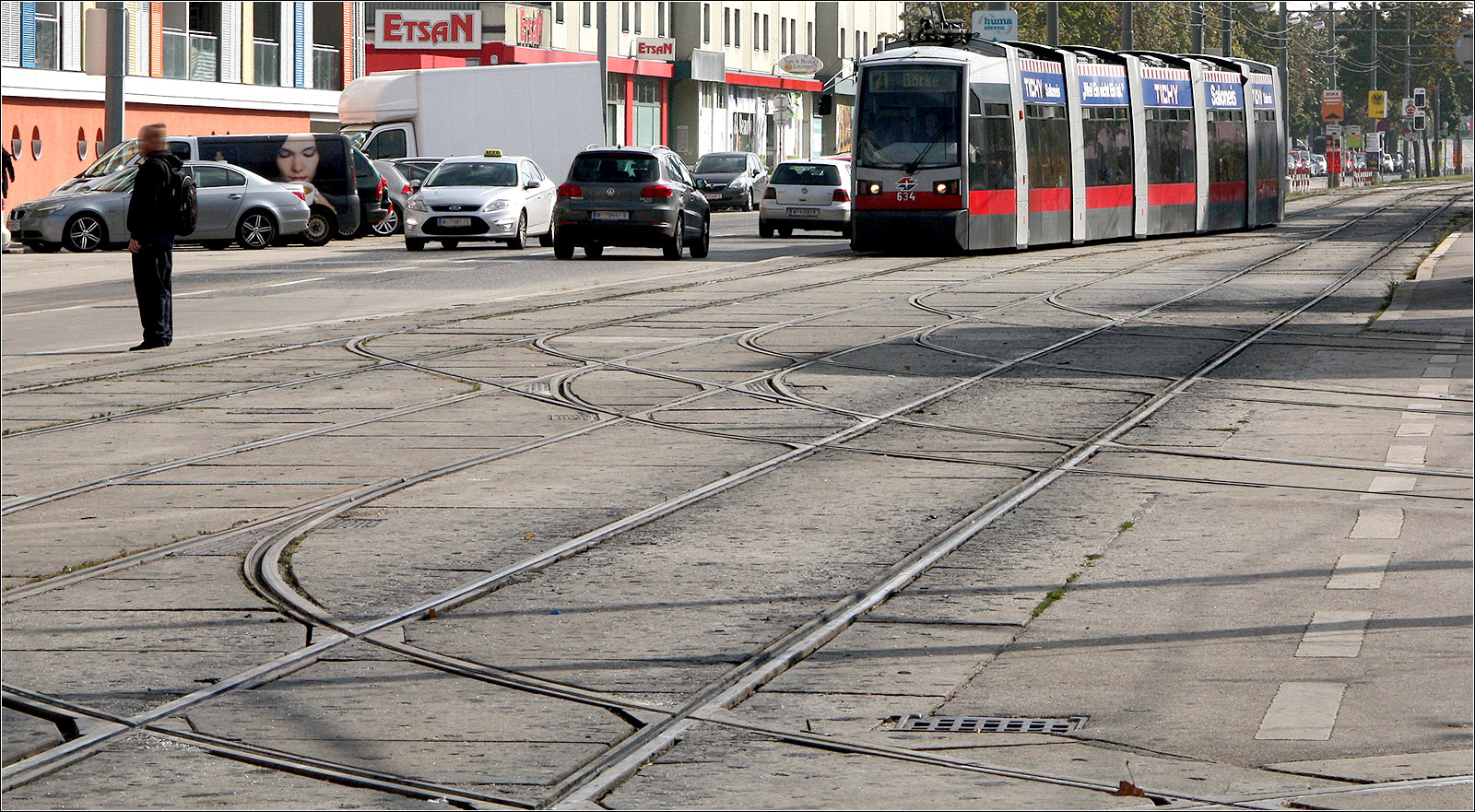 Schwierig zu zählen - 

... sind die Weichen und Gleiskreuze beim Abzweig von der Strecke in der Simmeringer Hauptstraße zum Betriebshof Simmering bei der Haltestelle Fickeysstraße in Wien.

Die Straßenbahn oben ist bewusst hier nur eine Randerscheinung.

07.10.2016 (M)
