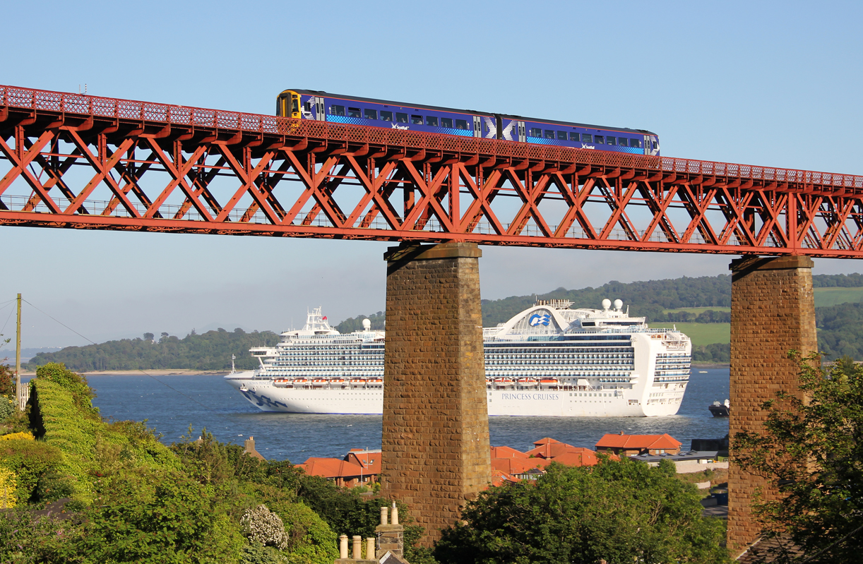 Scotrail und Kreuzfahrtschiff! North Queensferry, 27.6.2019