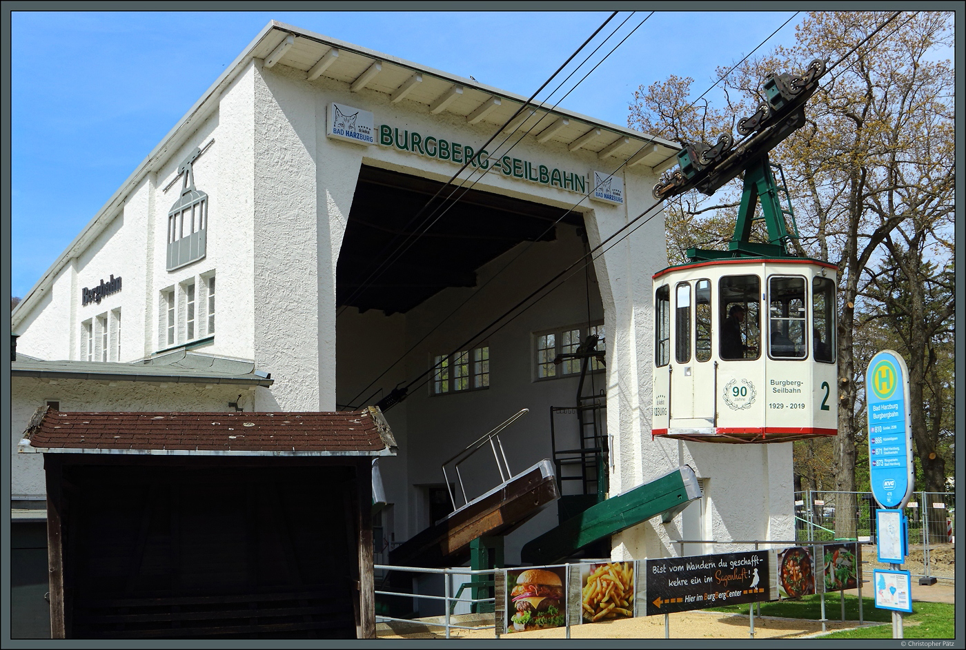 Seit 1929 verbindet die Burgberg-Seilbahn in Bad Harzburg den Kurpark und den Großen Burgberg. Am 01.05.2023 erreicht Gondel 2 die Talstation. Die 2 Gondeln sind jeweils mit einem Schaffner besetzt.