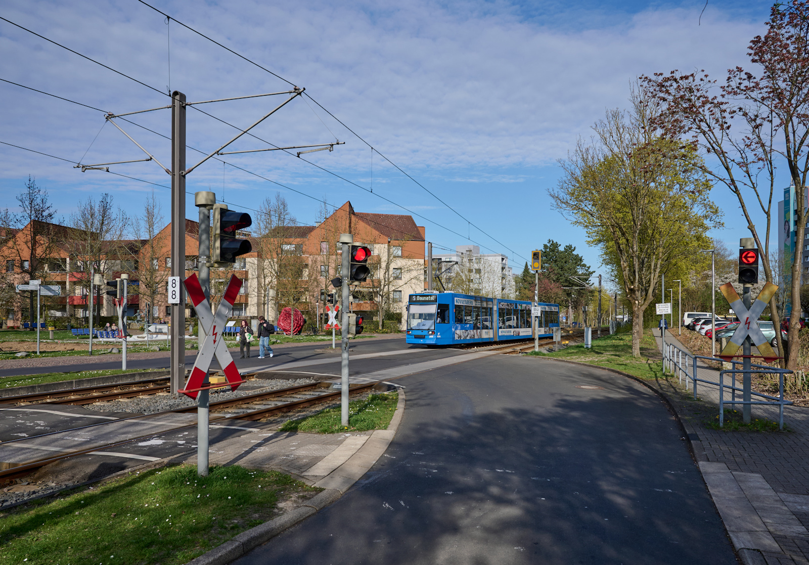Seit den 1990er Jahren verkehrt die Kasseler Stra�enbahn auf der Kassel-Naumburger Eisenbahn nach Baunatal. NGT6C 469 der Kasseler Verkehrsgesellschaft war am 11.04.2026 als Linie 5 auf dem Weg nach Baunatal-Gro�enritte und erreicht den Bahnhof Altenbauna Stadtmitte.
