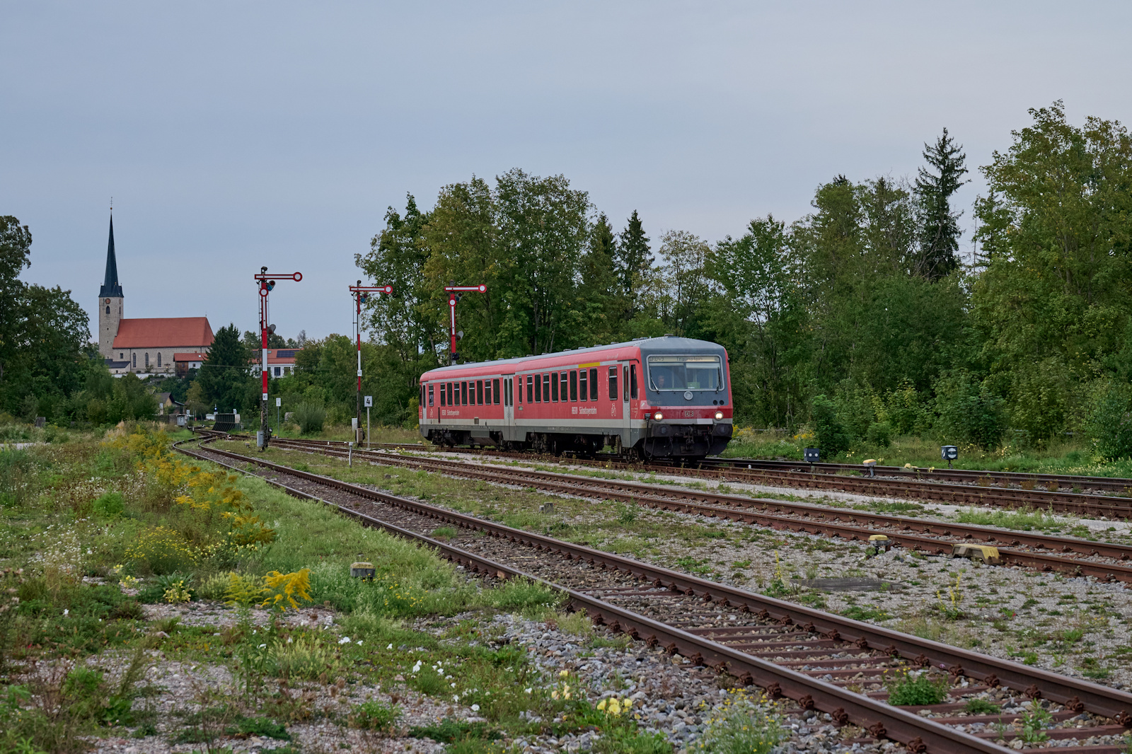Seit 2006 verkehren wieder Reisez�ge auf der 2,5 Kilometer langen Strecke von H�rpolding nach Traunreut. Zuvor war der erstmals 1952 aufgenommene Personenverkehr 1963 eingestellt worden. Am 10.09.2026 war 628 432 als RB 27487 von Traunreut nach Traunstein unterwegs und erreicht gerade den Bahnhof H�rpolding.