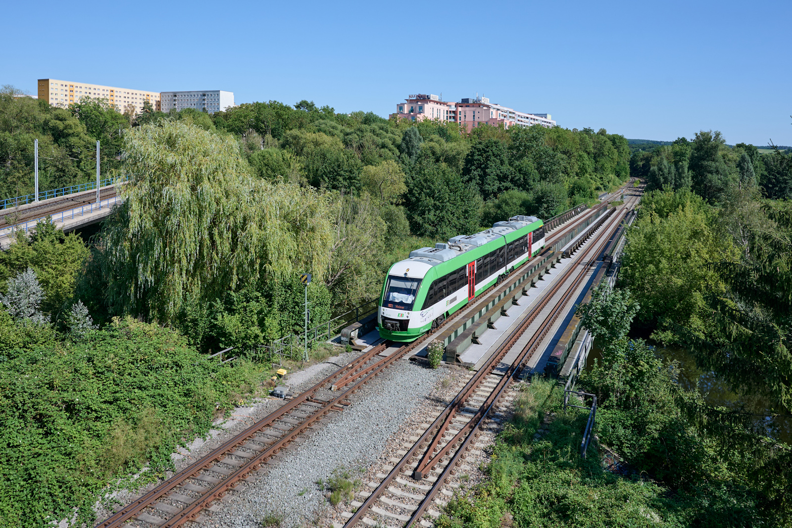 Seit 2023 setzt die Erfurter Bahn auf der Strecke Erfurt - Gera Lint 41 ein. Am 08.08.2026 war VT 212 als RB 80900 auf dem Weg von Gera nach Erfurt und fuhr kurz vor dem Halt in Jena-G�schwitz an Jena-Lobeda vorbei.
