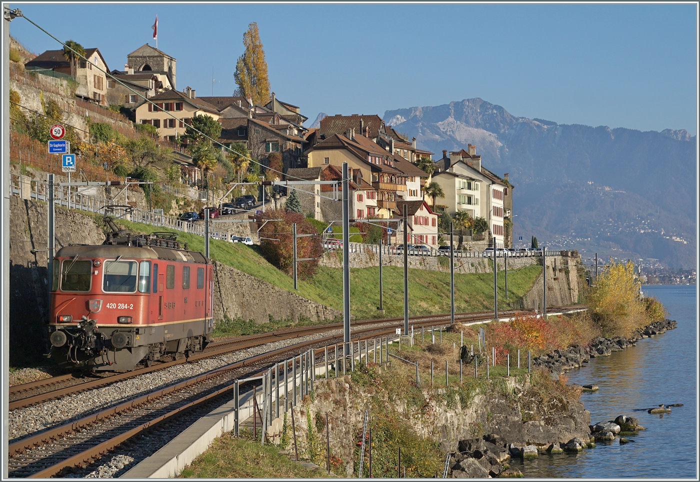 Seit Balsthal habe ich an einem Tag nie mehr so viele Re 4/4 II gesehen, wie an diesem Nachmittag bei St-Saphorin: So ist auch die SBB Re 4/4 II 11284 (Re 420 284-2) auf dem Weg in Richtung St-Maurice, um einen Güterzug abzuholen. Die Re 420 284-2 ist mit automatische Kupplung vom Typ Scharfenberg ausgerüstet.

15. November 2024