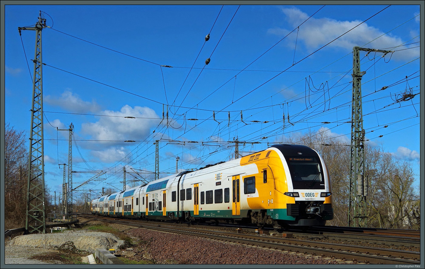 Seit dem Fahrplanwechsl 2023 ist die ODEG neuer Betreiber des RE 1 von Magdeburg nach Frankfurt/Oder. Am 26.02.2023 fährt 3462 002-1 am Abzweig Magdeburg-Brücke Richtung Berlin.