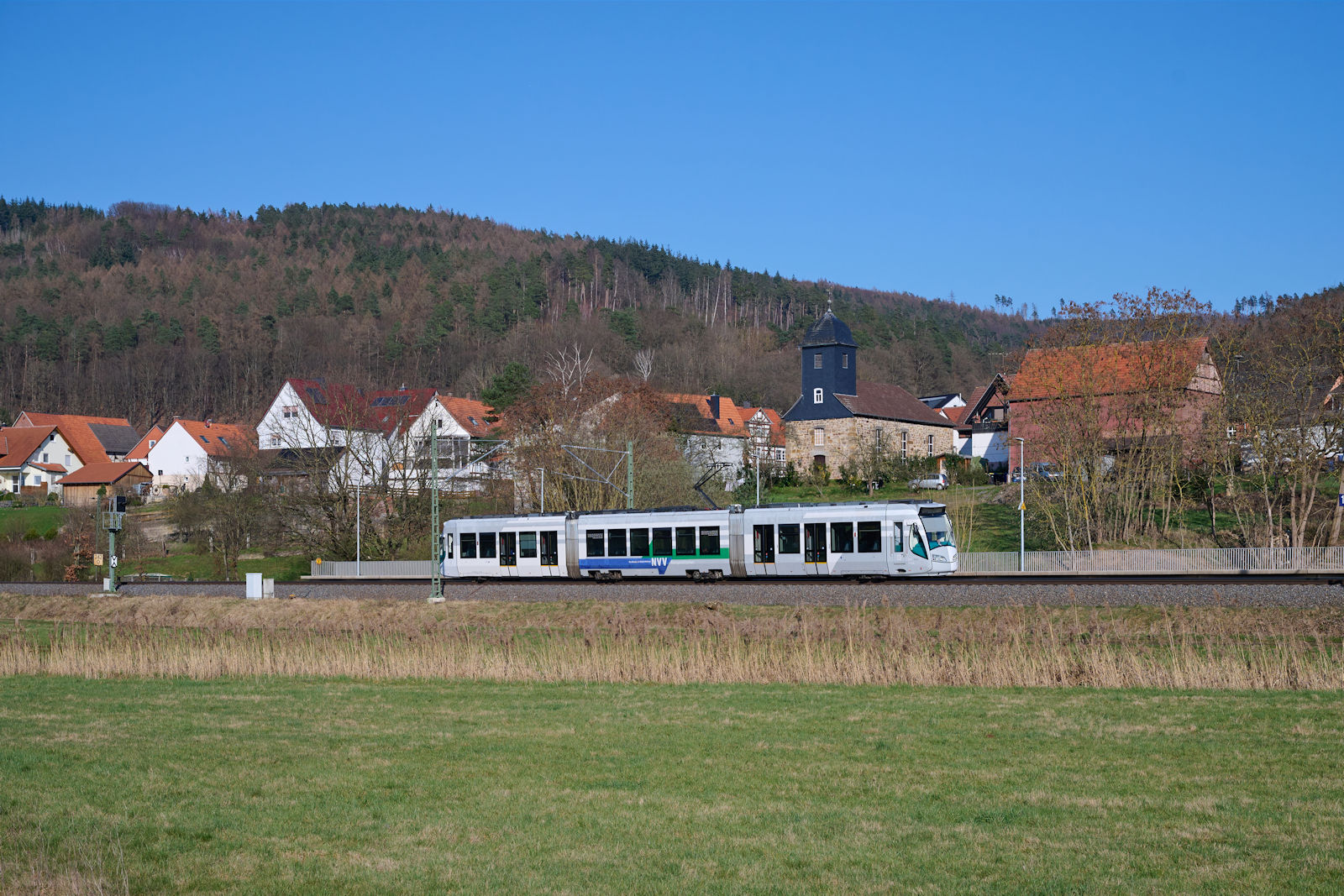 Seit Dezember 2023 wird der neue Haltepunkt Melsungen-Schwarzenberg von der RegioTram Kassel angebunden. Am 09.03.2024 näherte sich RT 20523 den Haltepunkt