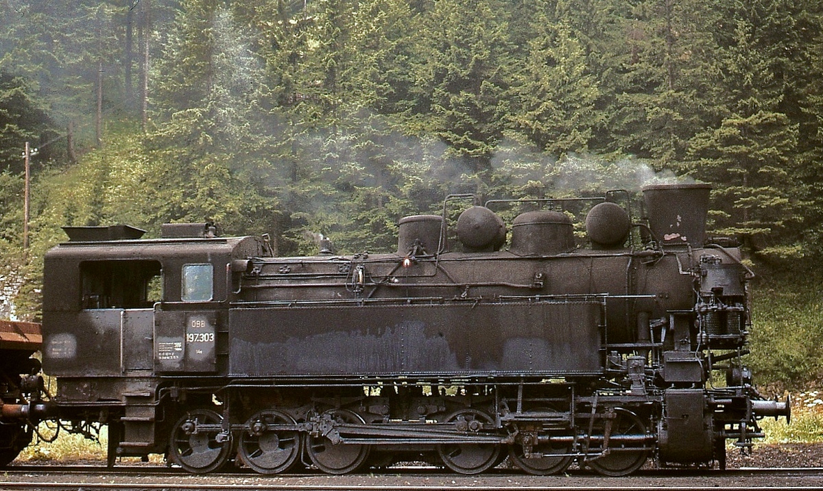 Seitenansicht der 197 303 (Bahnhof Präbichl 13.08.1975)