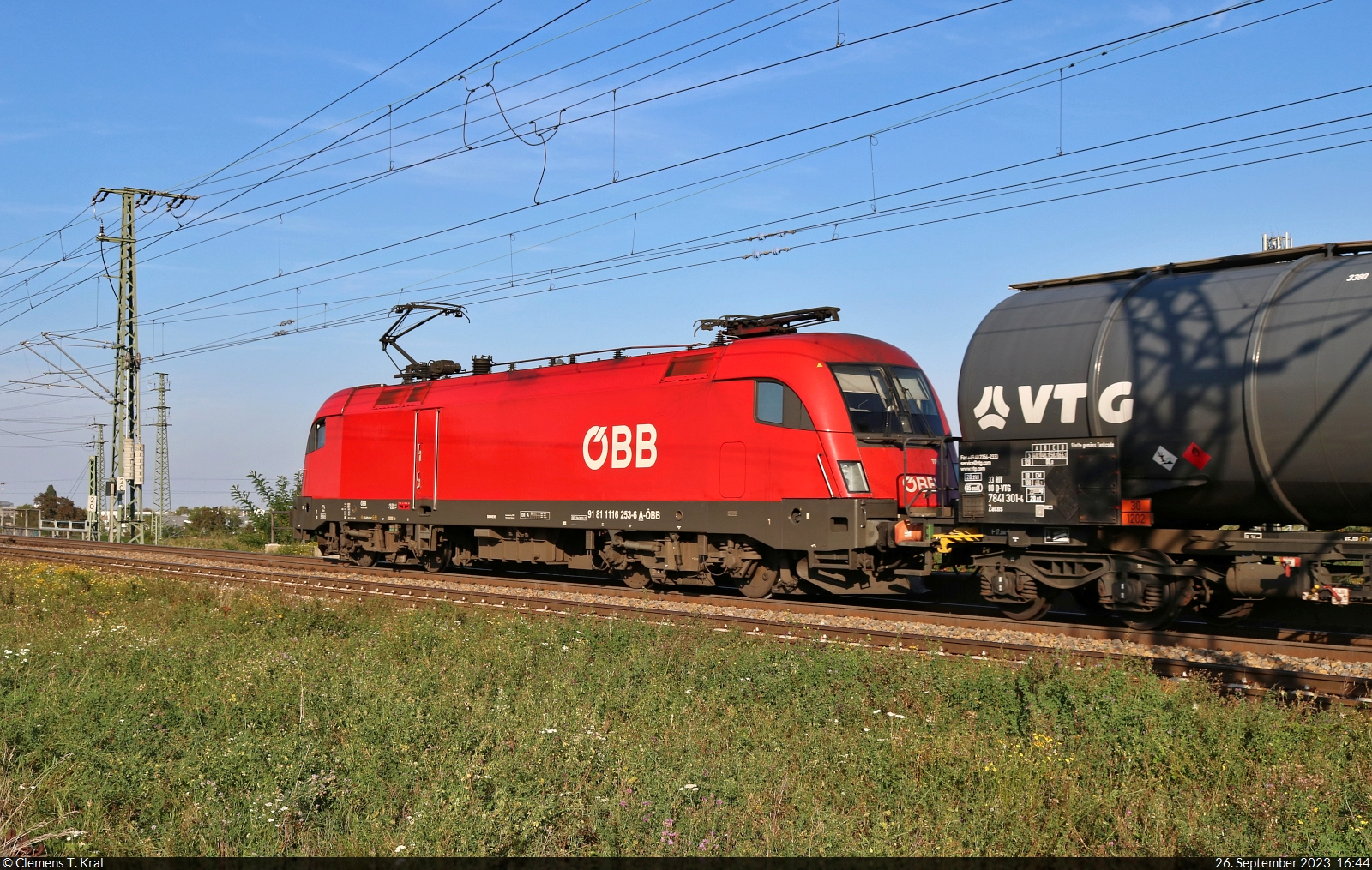 Seitlicher Schuss auf 1116 253-6 (Siemens ES64U2), die mit Kesselwagen über die Leipziger Chaussee (B 6) Richtung Zugbildungsanlage (ZBA) Halle (Saale) rollt.

🧰 ÖBB-Produktion GmbH
🕓 26.9.2023 | 16:44 Uhr