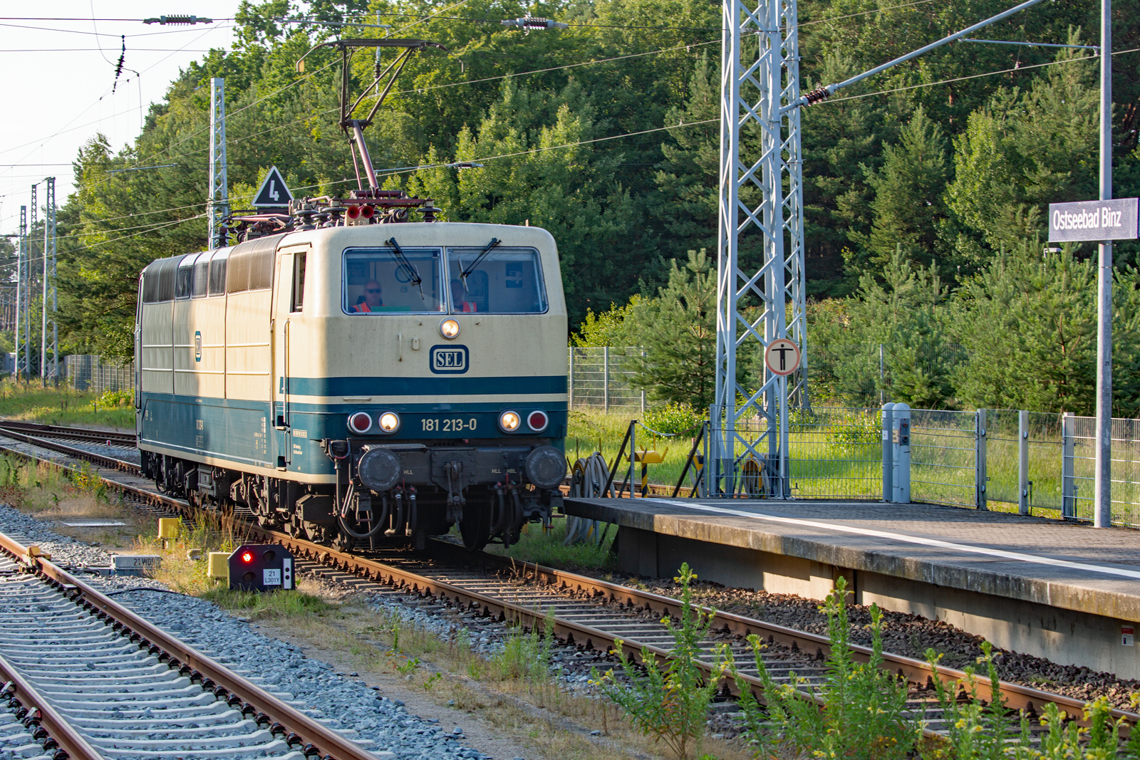 SEL Lok 181 213 mit Sonderzug, hier umlaufend am frühen Abend im Ostseebad Binz für die Rückfahrt nach Neumünster. - 29.07.2023