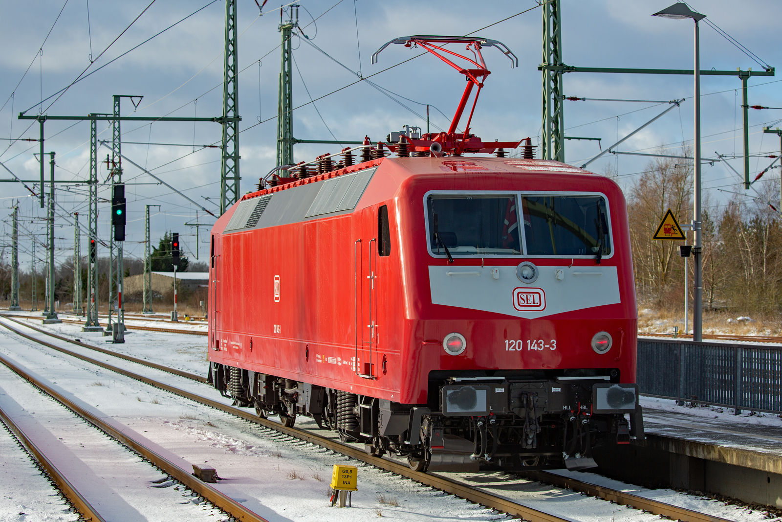 SEL mit Lok 120 143 erhält in Bergen auf Rügen nach kurzer Haltezeit freie Ausfahrt in Richtung Stralsund. - 19.01.2024

