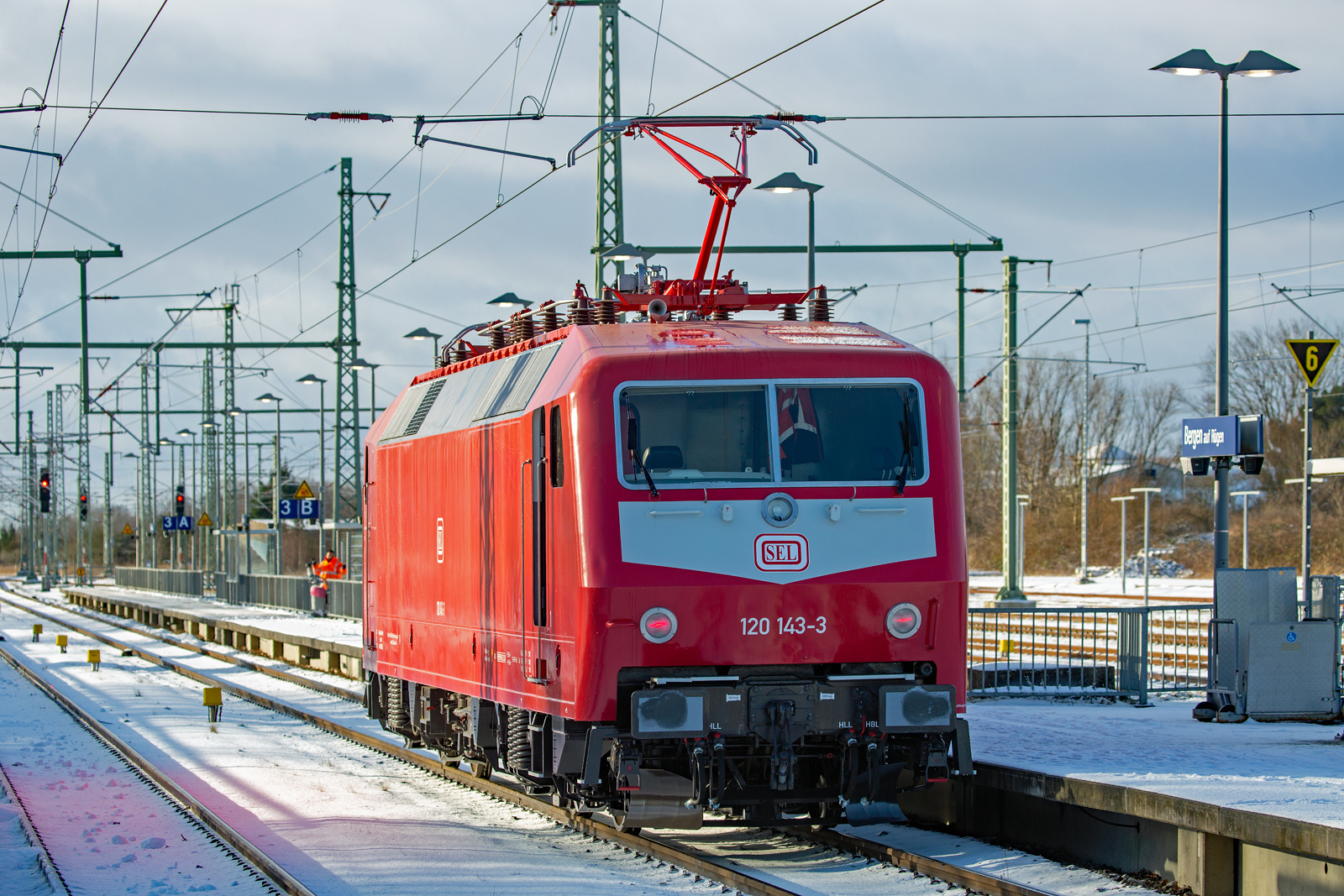SEL mit Lok 120 143 fährt in Bergen auf Rügen bis zum Halt zeigenden Ausfahrsignal in Richtung Stralsund vor - 19.01.2024
