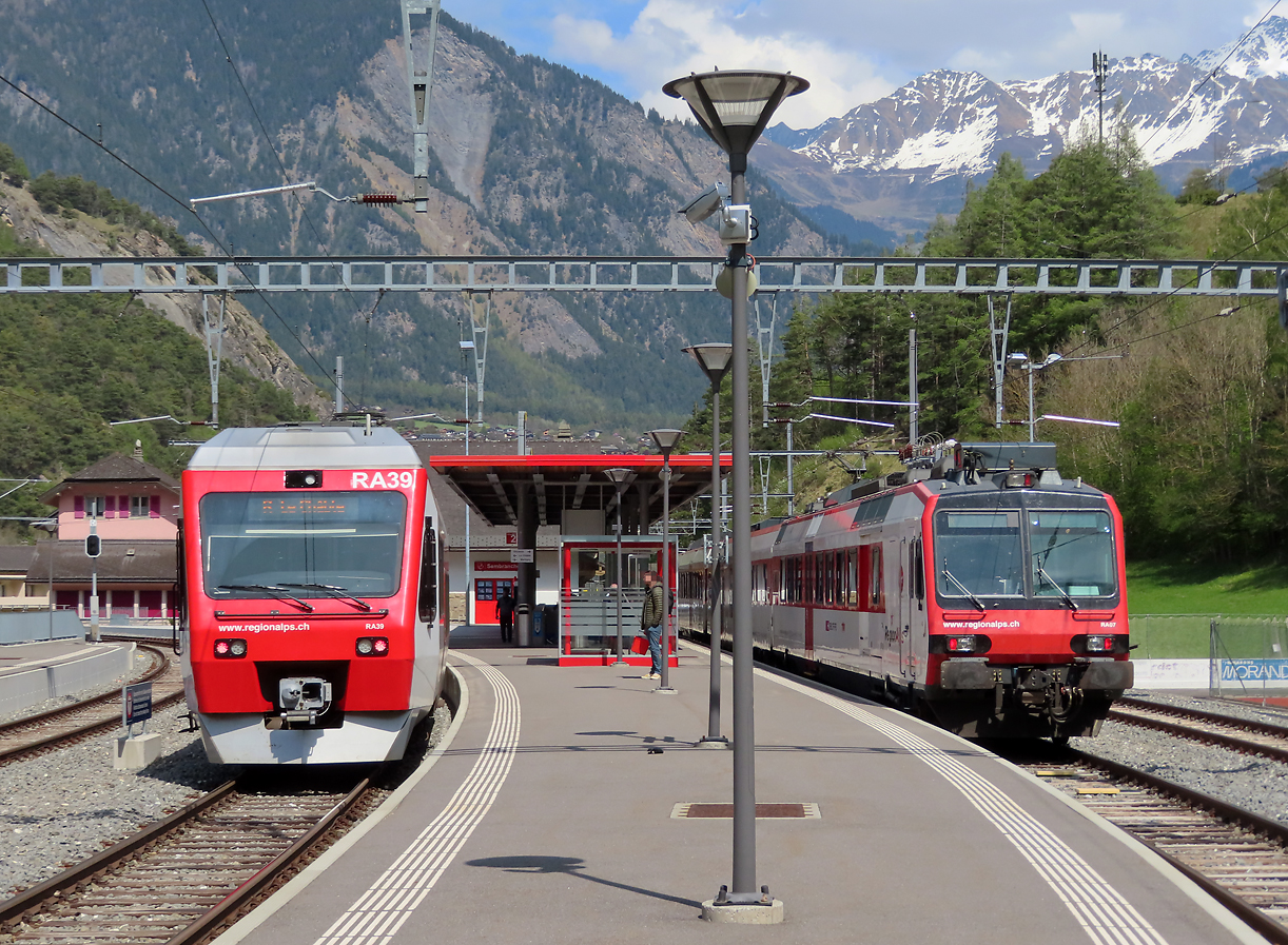 Sembrancher ist der Abzweigebahnhof: Links der Regionalzug von Martigny nach Le Chable, rechts derjenige nach Orsiéres. Sembrancher, 2.5.2022