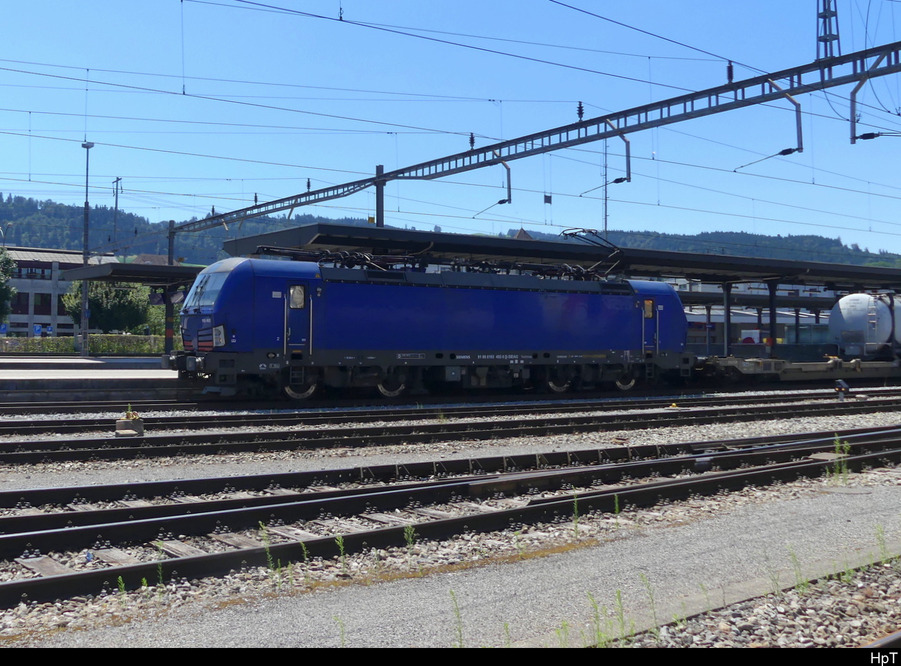 Siemens - 91 80  6 193 492-6 mit Güterzug unterwegs bei der durchfahrt in Rotkreuz am 15.07.2023