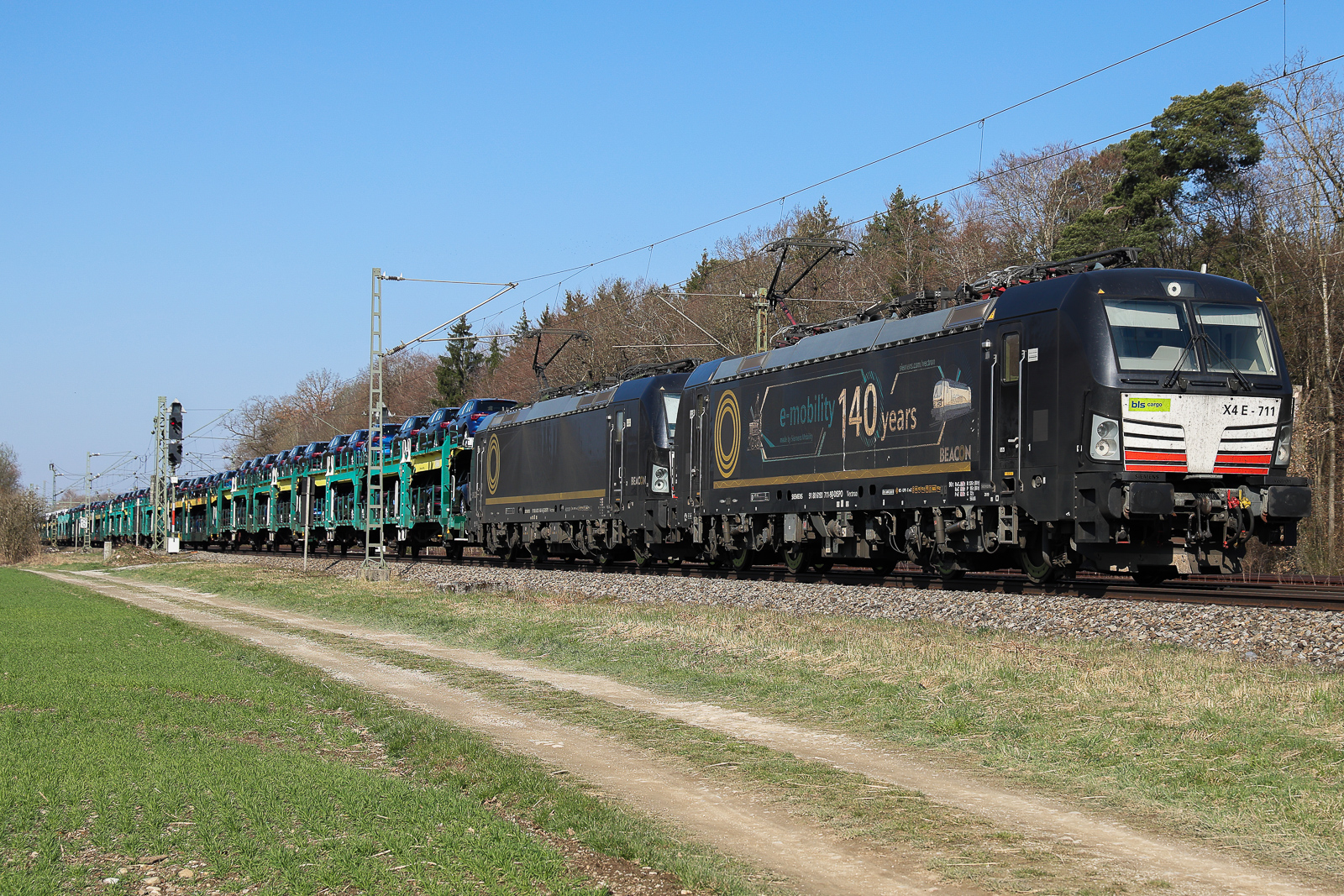 Siemens Vectron 193 711-9 als erste Lok an einem Autozugs am 20.3.26 bei Eglharting.