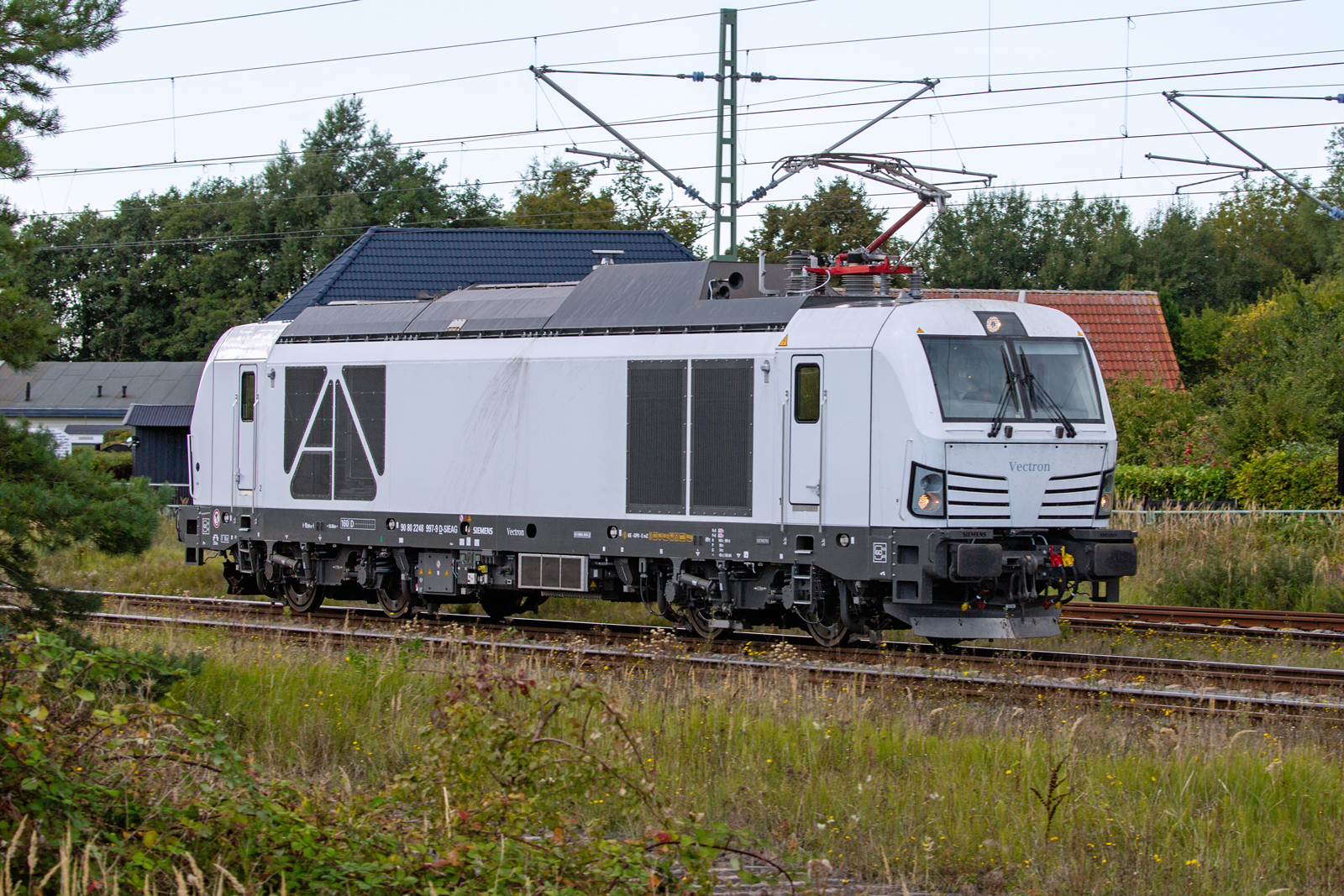 Siemens Vectron Dual Lok 248 997 durchfährt den Bahnhof Lietzow in Richtung Mukran. - 22.09.2022
