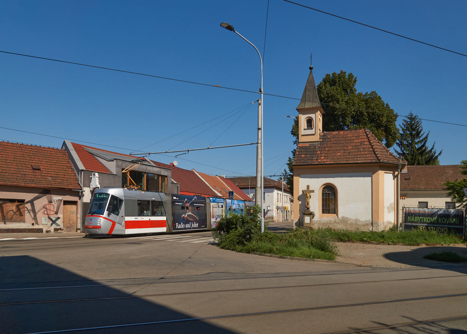 Skoda 13T 1948 war am 06.09.2023 auf der Brünner Linie 9 von Juliánov nach Čertova rokle unterwegs. An der Kapelle zum Heiligen Franz von Assisi, nahe der Haltestelle Geislerova zweigt die Strecke nach Líšeň ab.