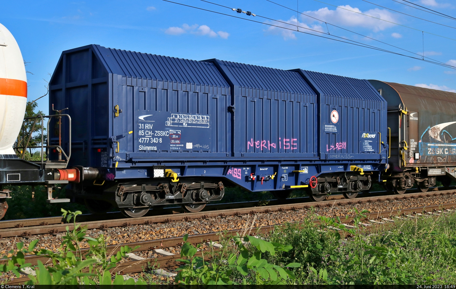 Slowakischer, aber in der Schweiz registrierter Teleskophauben-Wagen mit der Bezeichnung  Shimmns  (31 85 4777 343-8 CH-ZSSKC), eingereiht in einem EZ mit 185 157-5 und unterwegs an der Leipziger Chaussee (B 6) Richtung Zugbildungsanlage (ZBA) Halle (Saale).

🧰 ZSSK Cargo | AXBenet s.r.o.
🕓 24.6.2023 | 18:49 Uhr