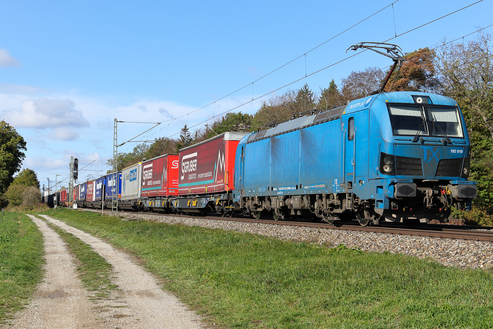 Smartron 192 010 ex blaues wunder mit LKW Aufliefern am 24.10.26 bei Eglharting.